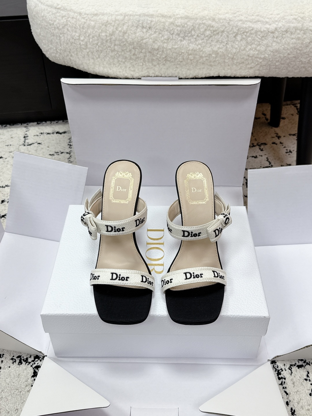 NO:781048,Dior Dior 26/ Early spring J'Adior strap kitten heel sandals CD letter embroidered webbing bow back empty low heel sandals  This J'Adior strap sandal is presented by Jonathan Anderson, a new interpretation of Dior's classic series, highlighting Dior's exquisite craftsmanship and enhancing its style with fashion. It is carefully made of black cotton embroidered fabric, with a slingback style, a unique bow and double strap design, and a two-color Dior embroidered strap. With a 3.5 cm comma heel, it is more fashionable and elegant. The fabric is custom-made with electric embroidery, high-temperature water-soluble cotton technical fabric, and sheepskin lining.  Outsole Italian A-grade leather outsole Heel height 10.5cm Size35-41 (40.41 custom-made and non-refundable), high heels and slippers, dior, dior, sandals, high heels, slippers, sheepskin, Leather soles19860909Dior 迪奥 26/ 早春 J'Adior 饰带小猫跟凉鞋 CD 字母刺绣织带蝴蝶结后空矮跟凉鞋 这款J'Adior饰带凉鞋由乔纳森.安德森(JonathanAnderson)倾情呈献,全新演绎Dior的经典系列,彰显Dior的精湛工艺,以时尚感提升格调.采用黑色棉质刺绣面料精心制作,露跟款式,蝴蝶结和双带设计别具一格,搭配双色Dior刺绣饰带.搭配3.5厘米逗号跟,更显时髦高雅. 面料定制电绣高温水溶棉质科技面料 内里羊皮 大底意大利A级真皮大底 跟高10.5cm Size35-41（40.41定做不退换）,高跟鞋拖鞋,dior,dior,sandals,high heels,slippers,sheepskin,Leather soles,Women's Shoes