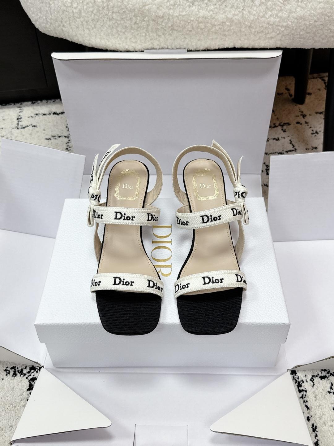 NO:781055,Dior Dior 26/ Early spring J'Adior strap kitten heel sandals CD letter embroidered webbing bow back empty low heel sandals  This J'Adior strap sandal is presented by Jonathan Anderson, a new interpretation of Dior's classic series, highlighting Dior's exquisite craftsmanship and enhancing its style with fashion. It is carefully made of black cotton embroidered fabric, with a slingback style, a unique bow and double strap design, and a two-color Dior embroidered strap. With a 3.5 cm comma heel, it is more fashionable and elegant. The fabric is custom-made with electric embroidery, high-temperature water-soluble cotton technical fabric, and sheepskin lining.  Outsole Italian grade A leather outsole Heel height 3.5cm Size35-41 (40.41 custom-made and non-returnable), high heels and slippers, dior, dior, sandals, high heels, slippers, sheepskin, Leather soles19860909Dior 迪奥 26/ 早春 J'Adior 饰带小猫跟凉鞋 CD 字母刺绣织带蝴蝶结后空矮跟凉鞋 这款J'Adior饰带凉鞋由乔纳森.安德森(JonathanAnderson)倾情呈献,全新演绎Dior的经典系列,彰显Dior的精湛工艺,以时尚感提升格调.采用黑色棉质刺绣面料精心制作,露跟款式,蝴蝶结和双带设计别具一格,搭配双色Dior刺绣饰带.搭配3.5厘米逗号跟,更显时髦高雅. 面料定制电绣高温水溶棉质科技面料 内里羊皮 大底意大利A级真皮大底 跟高3.5cm Size35-41（40.41定做不退换）,高跟鞋拖鞋,dior,dior,sandals,high heels,slippers,sheepskin,Leather soles,Women's Shoes