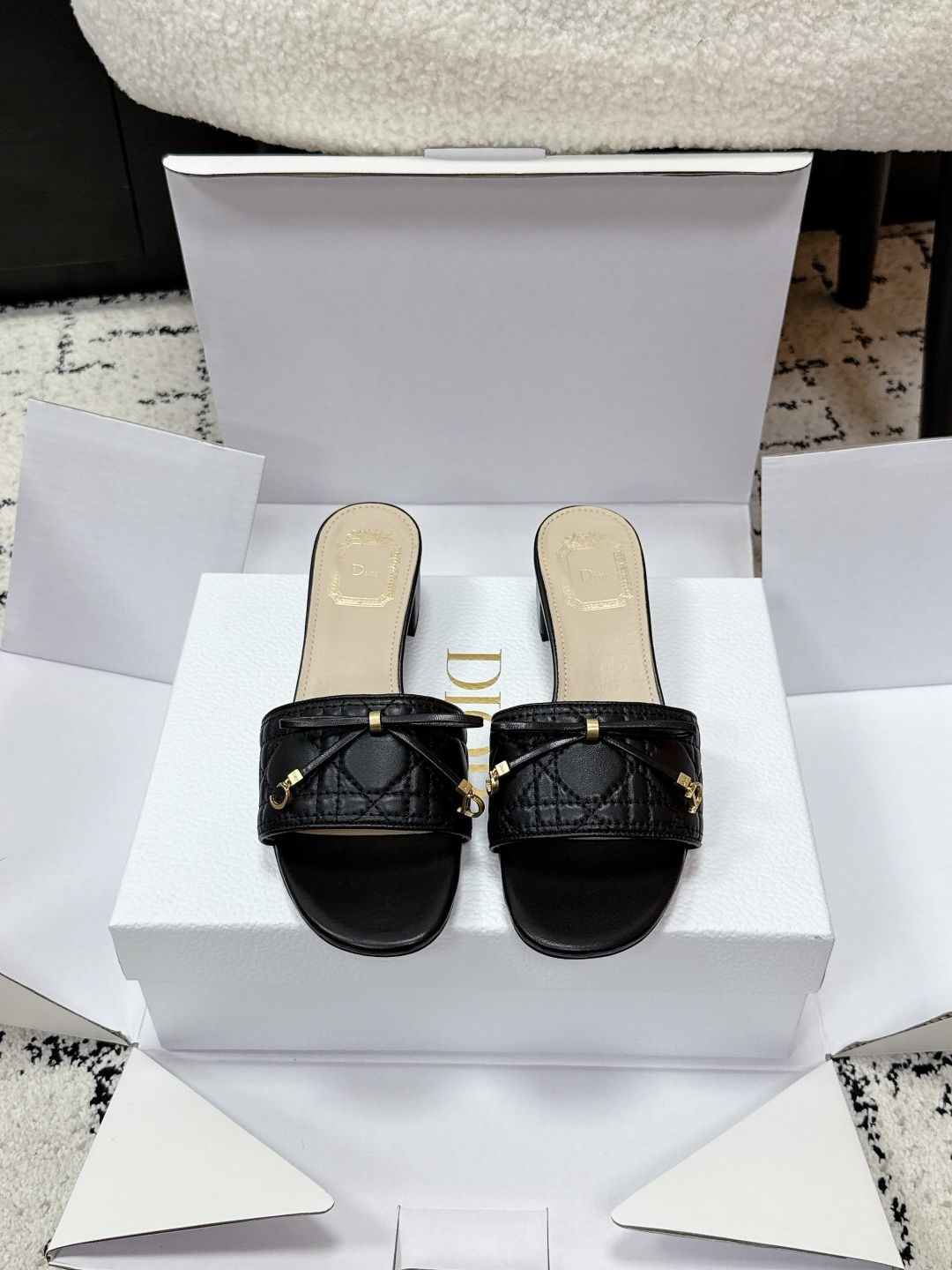 NO:781075,Dior Dior D-Cannage26/Early Spring Heeled Sandals Electric Embroidery Cannage Pattern Straight Thick Heel Slippers Bow CD Metal Buckle Flat/High Heel Sandals This Dior launched by Jonathan Anderson  Cannage sandals interpret the Dior logo with a unique design and pay tribute to Dior's heritage. Sheep leather style, stylish and elegant silhouette, decorated with quilted cannage pattern and elegant details, including Dior's new signature element exquisite bow. Fabric quilted sheep leather cannage pattern Outsole Italian leather outsole Heel high flat bottom / 4.5cm  Size35-41 (40.41. Customized, non-refundable), slippers, dior, dior, slippers, sheepskin, Leather soles19860909Dior 迪奥D-Cannage26/ 早春 带跟凉拖 电绣藤格纹一字带粗跟拖鞋蝴蝶结CD金属扣平底/高跟凉拖鞋 乔纳森.安德森(Jonathan Anderson)推出的这款Dior Cannage凉拖以别具一格的设计诠释Dior标识,致敬Dior传承.羊皮革款式,廓形时尚优雅,饰以绗缝藤格纹图案与高雅细节,包括Dior全新标志元素精美蝴蝶结. 面料绗缝羊皮革藤格纹图案 大底意大利真皮大底 跟高平底/4.5cm Size35-41（40.41.定做不退换）,拖鞋,dior,dior,slippers,sheepskin,Leather soles,Women's Shoes