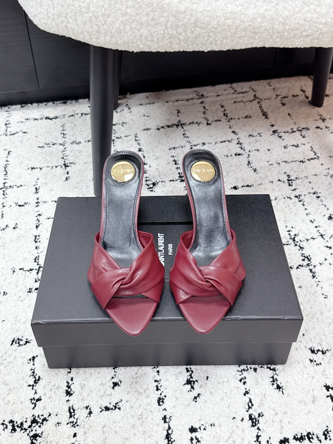 NO:786600,Saint Lauren*Saint Laurent 26/ Early Spring New Saint Laurent Pointed Toe Twist Mules  The neat lines of YSL are effortlessly fashionable. The pointed toe and stiletto heels modify the leg shape just right; the minimalist double-strap design makes every step light and powerful. This is a pair of 'universal shoes' that can hold up to all occasions. The pointed toe + stiletto heel, the upper foot directly transforms into a 'leg essence', whether it is worn with jeans or a small skirt, you can easily achieve a sense of luxury, and the summer atmosphere is all supported by it!  Say goodbye to tediousness and return to nature. This pair of shoes uses the simplest design to outline the most moving lines. From commuting to dating, it is your most reliable 'shirt', allowing you to be low-key and dazzling in the crowd. Upper cowhide leather lining Sheepskin Heel height: Heel height 7.5cm Italian genuine leather outsole Size #35-41 (40.41 customized non-refundable), high-heeled shoes and slippers, saint laurent, saint  laurent,saint laurent,high heels,slippers,skirts,cowhide,sheepskin,Leather soles19860909Saint Lauren*圣罗兰 26/ 早春新款圣罗兰尖头 扭结穆勒鞋 Ysl利落的线条,是不费力的时髦.尖头细高跟,把腿型修饰得恰到好处；极简双带设计,让每一步都轻盈又有力量.这是一双能hold住所有场合的“万能鞋”.尖头+细高跟,上脚直接变身“腿精”,不管是配牛仔还是小裙子,都能轻松拿捏高级感,夏天的氛围感,全靠它撑住！ 告别繁琐,回归本真.这双鞋用最简洁的设计,勾勒出最动人的线条.从通勤到约会,它都是你最可靠的“战袍”,让你在人群中,低调又耀眼. 鞋面牛皮 内里羊皮 跟高: 跟高7.5cm 大底意大利真皮大底 Size#35-41（40.41定制不退换）,高跟鞋拖鞋,saint laurent,saint laurent,saint laurent,high heels,slippers,skirts,cowhide,sheepskin,Leather soles,Women's Shoes