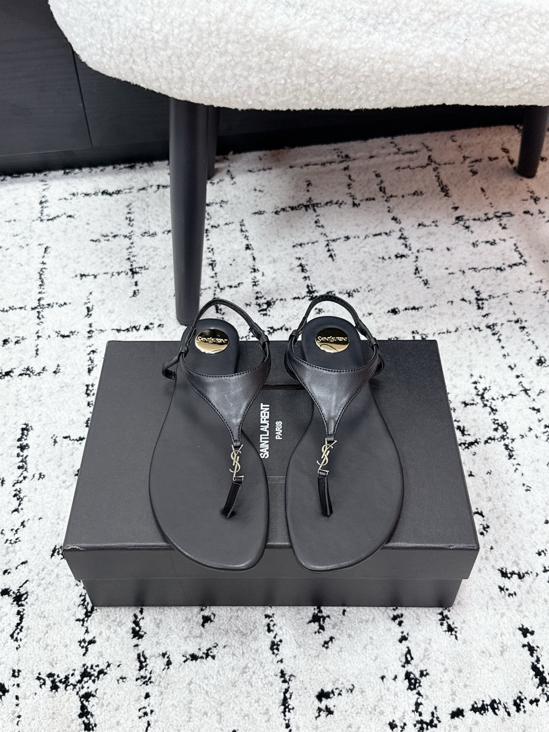 NO:786630,Saint Laurent 26/ Early spring new flat sandals have clean lines, visually elongate the proportions of the legs, perfectly modify the foot shape, and can hide small flaws on fleshy and wide feet. The shallow design exposes slender ankles, elegant and sexy, which is timeless French elegance. It is a must-have for early spring. A pair of sandals can suit all occasions, and the exquisiteness in the details cannot be hidden.  Size 35-41 (customized sizes 40 and 41 are non-refundable), split-toe shoes, saint laurent, saint laurent, sandals, slippers19860909Saint Laurent 圣罗兰26/ 早春新款 平底凉拖鞋 线条干净利落,视觉上拉长腿部比例,完美修饰脚型,肉脚、宽脚也能藏住小瑕疵.浅口设计露出纤细脚踝,优雅又不失性感,是永不过时的法式优雅,早春穿搭刚需,一双能打所有场合的凉鞋,细节里的精致感藏不住. Size35-41码（40、41码定制不退换）,分趾鞋,saint laurent,saint laurent,sandals,slippers,Women's Shoes