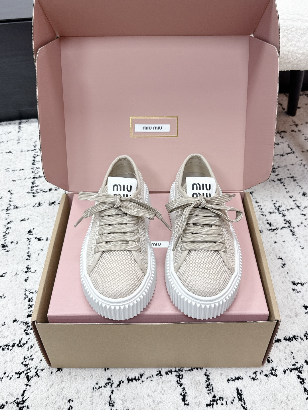 NO:780993,MIU MIU 26/ New retro fashionable thick-soled biscuit white shoes, low-key luxury. The shoes are super light overall, not picky about the shape of the foot, the style is really simple and good-looking, and it is an eye-catching artifact that becomes more and more durable over time! Fans of MiuMiu, then how can you miss a pair of canvas biscuit shoes on your feet this summer! Fabric-specific mesh material, breathable canvas lining, non-slip and wear-resistant EVA outsole  Size: 35-40 (40 is custom-made and cannot be returned or exchanged), casual shoes/sports shoes, miumiu, sneakers19860909MIU MIU 缪缪 26/ 新款复古时尚厚底饼干小白鞋 低调奢华.鞋子整体超轻,不挑脚型,款式真的简约又好看,越久越耐看的一款吸睛神器! MiuMiu的粉丝,那么今年夏天脚上怎能少一双帆布饼干鞋呢!  面料特定网布面材质 内里透气帆布 大底防滑耐磨EVA大底 Size:35-40（40定做不退换）,休闲鞋/运动鞋,miumiu,sneakers,Women's Shoes
