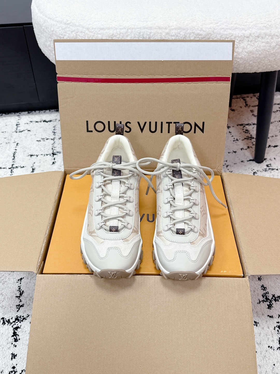 NO:780969,# Guan-made LV Louis Vuitton RUNNER TATIC Sneaker 26/ Spring and summer new sports shoes dad shoes Lvjia launches LV Runner Tatic Sneaker sneakers Lv brand dad shoes retro running shoes Following the popularity of LV trainer skate shoes, Mr. Virgil is another hard work, Tatic has a mysterious and unpredictable feeling ~ Inspired by retro running shoes, the appearance of dad shoes is added with Damier plaid, Monogram  Printing, fusion weaving, patent leather and other multiple materials. Let it accompany you and be at the forefront of fashion. Fabric: original imported suede leather + breathable mesh. Lining: original customized breathable mesh lining. Sole: original open-mold two-color TPU combination bottom. Size: 35-40 (custom-made 40 non-returnable), casual shoes/sports shoes, louis vuitton, louis vuitton, louis vuitton, louis vuitton, sneakers19860909# 莞产 LV 路易威登RUNNER TATIC Sneaker 26/ 春夏新款 运动鞋 老爹鞋 驴家推出 LV Runner Tatic Sneaker运动鞋 驴牌 老爹鞋 复古跑鞋 继LV trainer滑板鞋火爆的同时, Virgil先生又一心血之作,Tatic有着一种神秘、变幻莫测的感觉~以复古跑鞋为灵感、老爹鞋外观加 Damier格纹,Monogram 印花,融合织布,漆皮等多元材质.让它陪你,走在时尚前沿 面料:原版进口绒面皮革+透气网眼 内里:原版定制透气网里 鞋底:原版开模双色TPU组合底 码数:35-40（40定做不退换）,休闲鞋/运动鞋,louis vuitton,louis vuitton,louis vuitton,louis vuitton,sneakers,Women's Shoes
