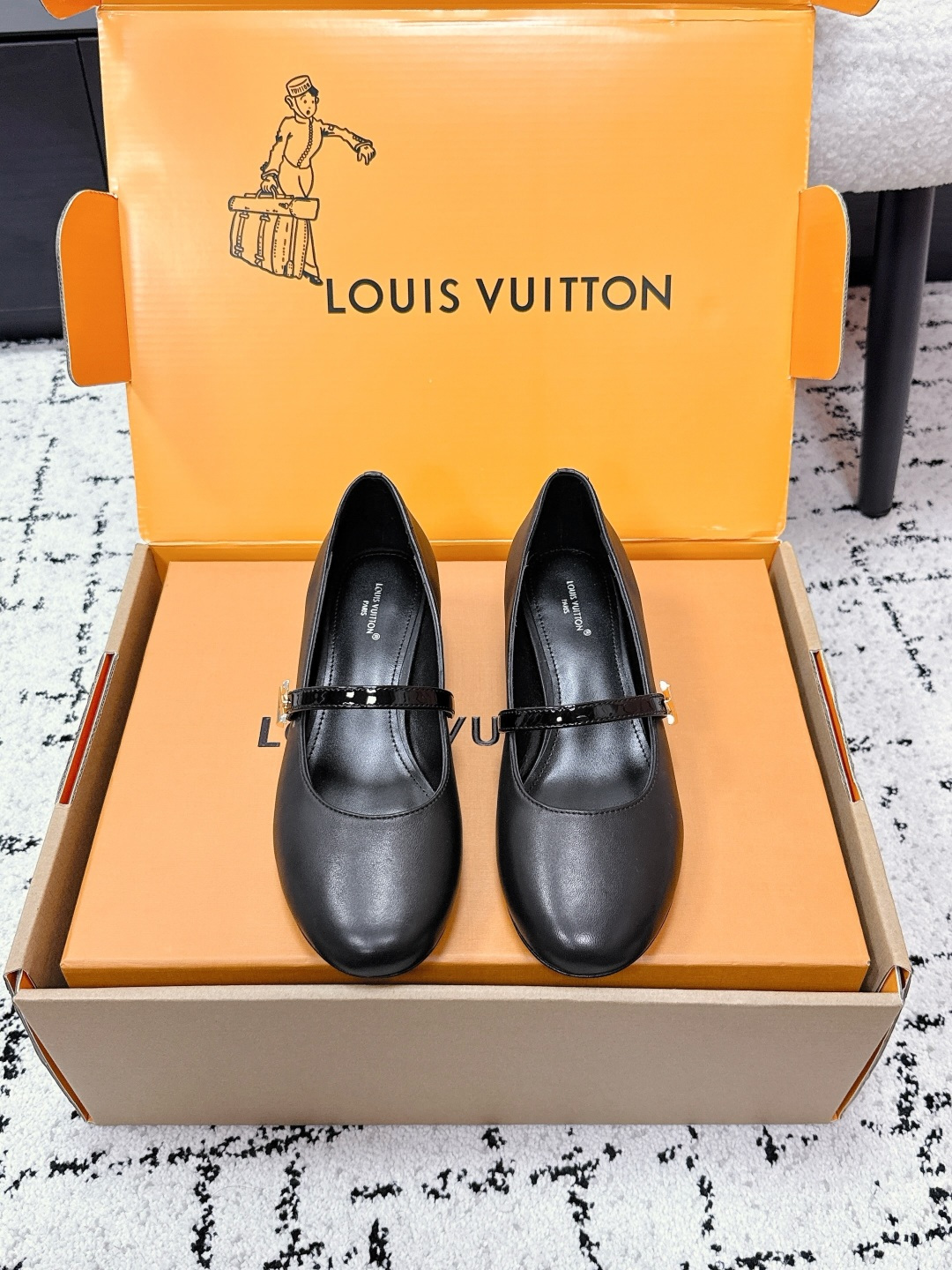 NO:786461,louis vuitton LV Louis Vuitton 26/Spring and Summer Latest Mary Jane Shoes Who can resist a pair of LV Mary Jane shoes!  The delicate first-layer cowhide has a high-end soft texture, and is super comfortable on the feet. It is embellished with the iconic LV metal buckle. It is low-key and noble. It is not picky at all. The square toe + low thick heel design makes the foot shape very stable, so you will not feel tired after running around for a day. It is a smart workplace style when paired with a suit, and it is gentle and ladylike when paired with a dress. It is retro and versatile. It can be used for commuting, dating or daily outings. One pair can cover your outfits for all occasions!  Upper cowhide, lining: sheepskin lining, outsole: genuine leather outsole imported from Italy Size#35-41 (40 41 customized, non-refundable), sandals, louis vuitton, louis vuitton, louis vuitton, sandals, mary jane, skirts, business suit, cowhide, sheepskin, Leather soles19860909louis vuitton LV路易威登 26/春夏 最新玛丽珍单鞋 谁能拒绝一双LV的玛丽珍鞋啊！细腻的头层牛皮自带高级柔光质感,上脚软fufu的超舒服,标志性的LV金属扣点缀,低调又显贵,完全不挑风格,方头+低粗跟的设计,修饰脚型还巨稳,暴走一天都不累.配西装是干练职场风,搭连衣裙是温柔大小姐感,复古又百搭,不管是通勤、约会还是日常出街都能hold住,一双就能承包你所有场合的穿搭！ 鞋面牛皮 内里: 羊皮内里, 大底: 意大利进口真皮大底 Size#35-41（40 41订做不退换）,凉鞋,louis vuitton,louis vuitton,louis vuitton,sandals,mary jane,skirts,business suit,cowhide,sheepskin,Leather soles,Women's Shoes