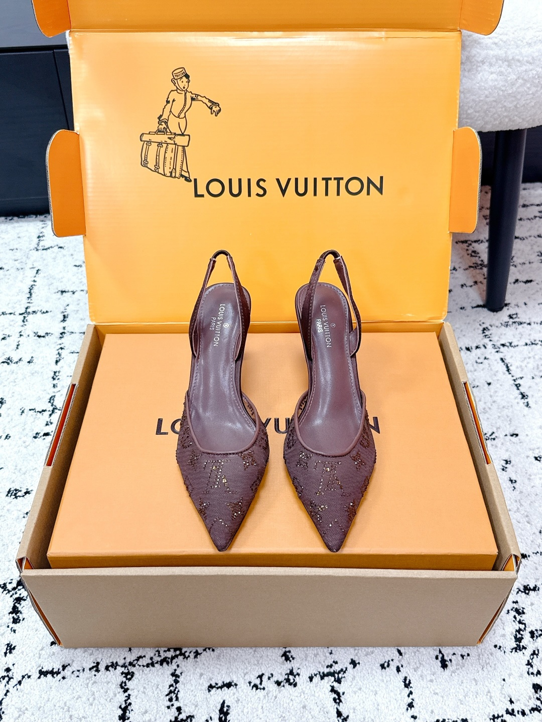 NO:781014,LOUIS VUITTON Louis Vuitton 26/ Fairy Shoes Mesh Hot Diamond High Heels Hollow Strap High Heel Sandals This style of Gala high heels has a mesh body embroidered with bright rhinestone Monogram patterns, making it an elegant choice suitable for night outings. The smooth lines of the upper complement the slender high heels. The delicate leather outsole is decorated with metal LV letters.  The upper is made of breathable mesh material. This material not only allows the feet to remain relatively breathable and comfortable when wearing, but also makes the rhinestone decoration on the upper more eye-catching. The fabric is custom-made mesh with hot Australian rhinestones. Sheepskin lining. Italian leather outsole. Heel height 7.5cm. Size35-41 (custom-made at 40.41, non-refundable). High-heeled sandals, louis vuitton, louis vuitton, louis  vuitton,sandals,high heels,sheepskin,Leather soles19860909LOUIS VUITTON 路易威登26/ 仙女鞋网面烫钻高跟镂空空绑带高跟凉鞋 本款 Gala 高跟鞋为网格鞋身刺绣璀璨莱茵石Monogram 图案,成就适宜夜间出行的雅致之选.鞋面流畅线条与纤细高跟相得益彰.细腻皮革外底装点金属LV 字母装饰. 鞋面采用了透气的网纱材质,这种材质不仅能让脚部在穿着时保持相对透气舒适,同时也让鞋面上的水钻装饰更加醒目亮眼. 面料定制网面镶烫澳洲水钻 内里羊皮 大底意大利真皮大底 跟高7.5cm Size35-41（40.41定做不退换）,高跟鞋凉鞋,louis vuitton,louis vuitton,louis vuitton,sandals,high heels,sheepskin,Leather soles,Women's Shoes