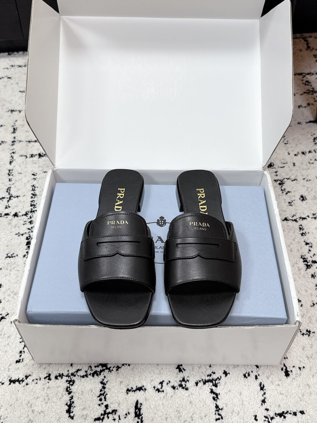 NO:780962,Prada 26/ Early spring catwalk model, lettered fish mouth open-toe sandals, retro old money style one-strap sandals. Inspired by the retro sandals of the 1990s, the upper uses a one-strap design with smooth and neat lines, which not only modifies the foot shape but also has an elegant atmosphere. It is a core item to create an 'old money style'.  The slingback design adds lightness and breathability while retaining elegance. It is suitable for spring and summer seasons or indoor occasions, and also makes the retro shoe style more practical. The thick heel design improves walking stability while ensuring elegance, solving the pain point of 'good-looking shoes are difficult to walk on'. Fabric Customized cowhide/horse hair Lining sheepskin Outsole Italian genuine leather outsole  Size35-41 (40.41 customized, non-refundable), slippers, prada, prada, sandals, slippers, cowhide, sheepskin, Leather soles19860909Prada 普拉达 26/ 早春 走秀款 字母标鱼嘴露趾凉拖鞋复古老钱风一字带凉拖鞋 以90年代的复古凉鞋为灵感,鞋面采用一字带设计,线条流畅利落,既修饰脚型又自带优雅氛围,是打造“老钱风”的核心单品. 露跟设计在保留优雅感的同时增添了轻盈与透气感,适配春夏季节或室内场合,也让复古鞋型更具实穿性.采用粗跟设计,在保证优雅感的同时提升了行走稳定性,解决了“好看的鞋不好走”的痛点. 面料定制牛皮/马毛 内里羊皮 大底意大利真皮大底 Size35-41（40.41定做不退换）,拖鞋,prada,prada,sandals,slippers,cowhide,sheepskin,Leather soles,Women's Shoes