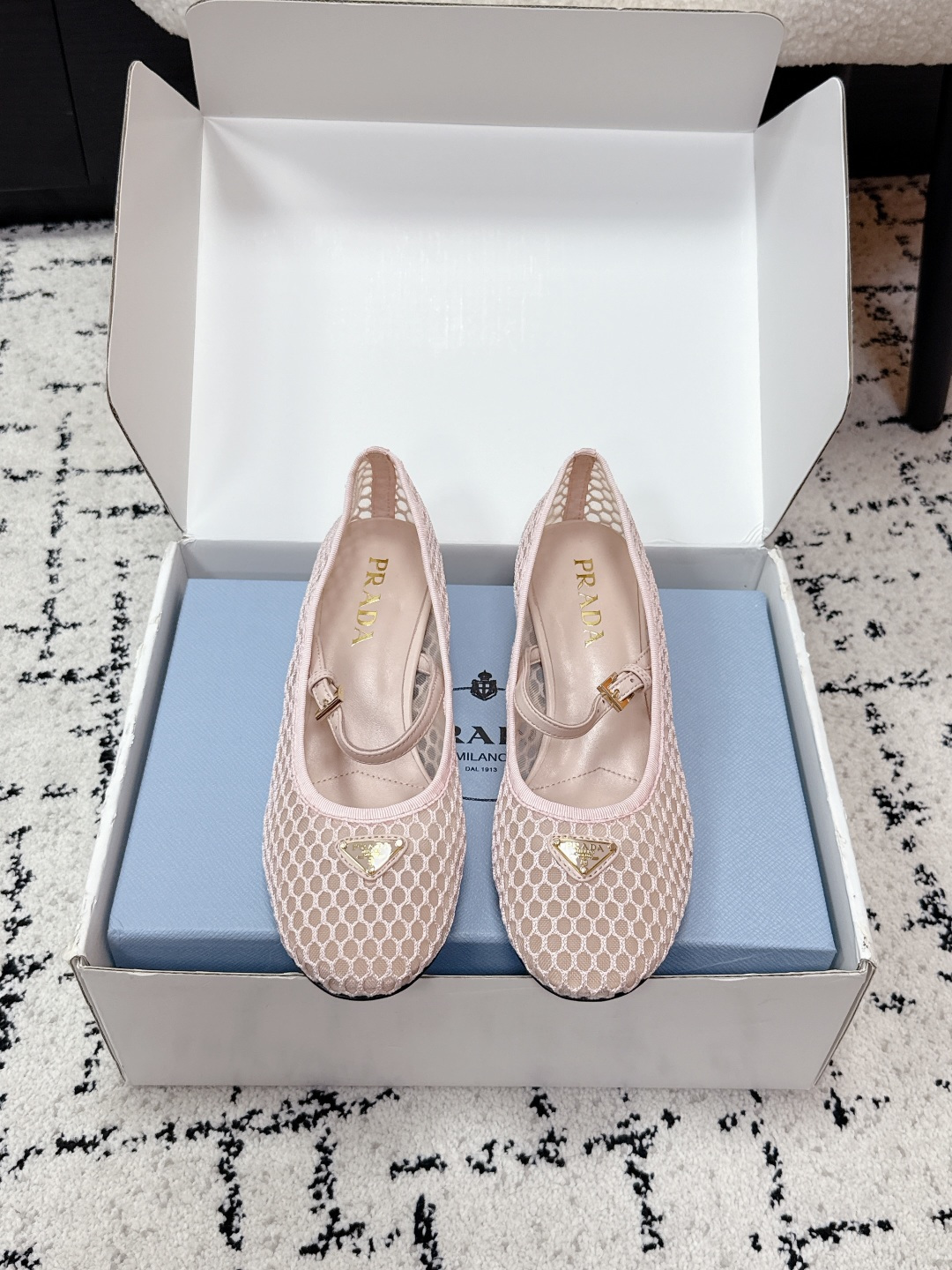 NO:780978,#TOPVERSION PradaPrada 26/ The latest model of spring and summer mesh Mary Jane thick heels. There are many celebrity Internet celebrities. It is the brand's iconic retro style item. It perfectly combines French elegance and modern fashion. It is a versatile luxury shoe for commuting and dating in spring and summer.  The toe is decorated with the brand's classic inverted triangle metal logo, which is highly recognizable and low-key to highlight the brand identity. It is made of hollow mesh fabric, which is breathable and light, with a retro atmosphere. It also modifies the foot shape and is friendly to wide and fat feet. One-line buckle Mary Jane design, with adjustable metal buckle, stable and prevents the heel from falling off, while modifying the ankle line, showing slim legs. Outsole Italian leather outsole Size 35-41 (40  41 (non-refundable), ballet shoes, prada, prada, mary jane, Leather soles19860909#顶级版本 Prada普拉达 26/ 春夏最新款 网眼 玛丽珍 粗跟鞋 超多明星网红种草 是品牌标志性的复古风单品,完美融合了法式优雅与现代时尚,是春夏通勤、约会的百搭奢品鞋履 鞋头装饰品牌经典的Prada倒三角金属logo,辨识度拉满,低调彰显品牌身份采用镂空网眼面料,透气轻盈,自带复古氛围感,同时修饰脚型,对宽脚、胖脚友好 一字扣玛丽珍设计,搭配可调节金属搭扣,稳固不掉跟,同时修饰脚踝线条,显腿细 大底意大利真皮大底 Size35-41（40 41不退换）,芭蕾舞鞋,prada,prada,mary jane,Leather soles,Women's Shoes