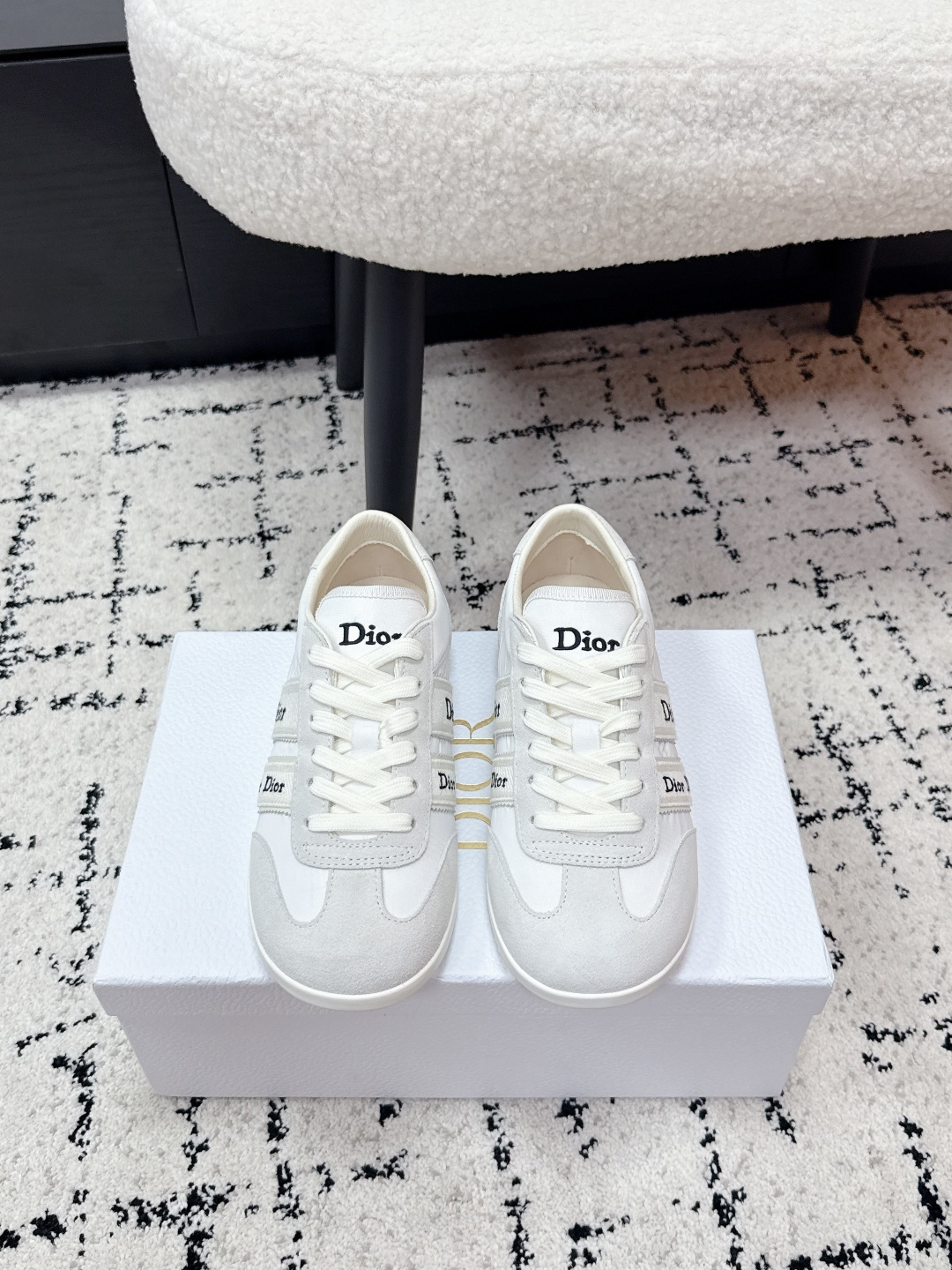 NO:781103,#TOPVERSION DIOR Dior 26/ Ribbon series, the latest low-top casual moral training shoes, originally purchased and developed, top version, you get what you pay for. You are struck by this pair of moral training shoes by Dior. They are soft and comfortable when you step on them. It turns out that the French sense of relaxation can start from a pair of shoes. The king of all-match shoes of the year. Who can not love and be moved!  Super good-looking and full of comfort. I would like to call it 26 Most Virtuous. Fabric: Original cow velvet. Lining: Sheepskin lining. Outsole: Original molded outsole. Size: 35-42 (customized at 41.42), casual shoes/sports shoes, dior, dior, sneakers, sheepskin.19860909#顶级版本 DIOR迪奥 26/ Ribbon系列 最新 低帮 休闲 德训鞋 原版购入开发 顶级版本 一分钱一分货 被Dior这双德训鞋戳中了心吧 踩上去软乎乎的,舒适度超级棒. 原来法式松弛感,是可以从一双鞋子开始的 年度百搭王 谁能不爱 不心动！超级好看 舒适度拉满 我愿称之为26最德训 面料: 原版牛绒 内里: 羊皮内里 大底: 原版开模大底 Size: 35-42(41.42订做）,休闲鞋/运动鞋,dior,dior,sneakers,sheepskin,Women's Shoes
