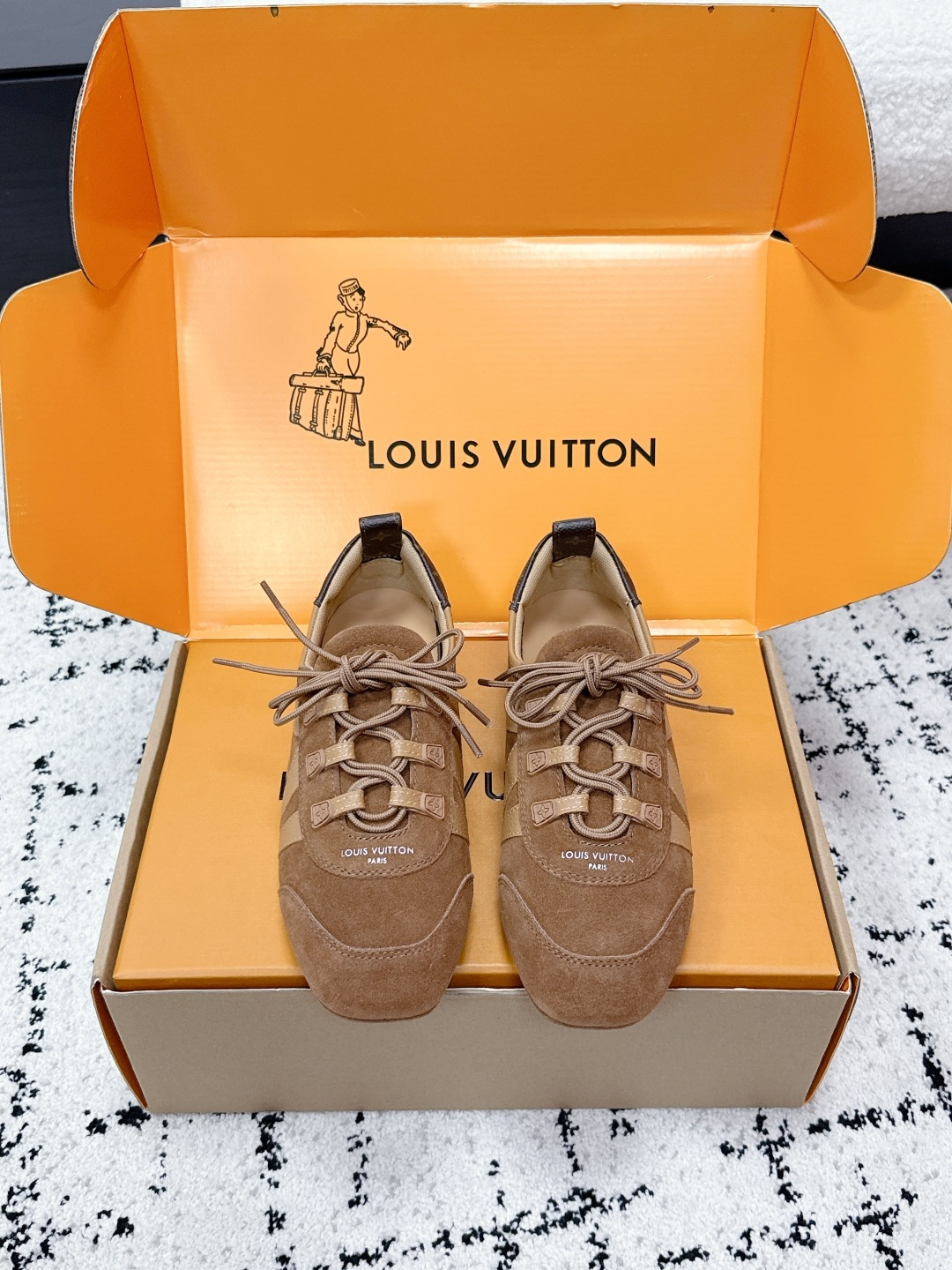 NO:781001,# Top Version LV Louis Vuitton L Family Donkey Brand 25/ Latest Sneakerina Series Couple Model Ballet Sneakers Moral Training Shoes Casual Flat Shoes Sneakers Original purchase, development and production This LV Sneakerina ballet style sneakers are made of silky suede cow leather to create smooth lines, with the light structure of ballet shoes and the comfortable texture of sneakers. The LV logo on the side and the Monogram canvas back strap are rich in details, Sacchetto  Craftsmanship and TPU outsole upgrade for a soft wearing experience. Exquisite packaging at the delivery counter. Fabric: Original custom imported first-layer cowhide. Original custom breathable mesh lining. Original molded injection molded TPU material for sole. Sole thickness 1.5CM. Size: #women's 35-41 (40.41. Customized, non-refundable), casual shoes/sports shoes, louis vuitton, louis vuitton, louis vuitton, louis  vuitton,flats,sneakers,cowhide19860909#顶级版本 LV路易威登 L家 驴牌 25/ 最新Sneakerina系列 情侣款 芭蕾运动鞋 德训鞋 休闲 平底鞋 球鞋 原版购入开发 做货 这款LV Sneakerina 芭蕾风运动鞋以丝滑绒面牛皮革塑造流畅线条,兼具芭蕾舞鞋的轻盈构型和运动鞋的舒适质感.侧面 LV 标识和 Monogram 帆布后袢带丰富细节,Sacchetto 工艺和 TPU 外底升级轻柔穿着体验 配送专柜精美包装 面料:原版定制进口头层牛皮 内里原版定制透气网里 鞋底原版开模注塑TPU材质 底厚1.5CM Size:#女款35-41(40.41.定做不退换）,休闲鞋/运动鞋,louis vuitton,louis vuitton,louis vuitton,louis vuitton,flats,sneakers,cowhide,Women's Shoes