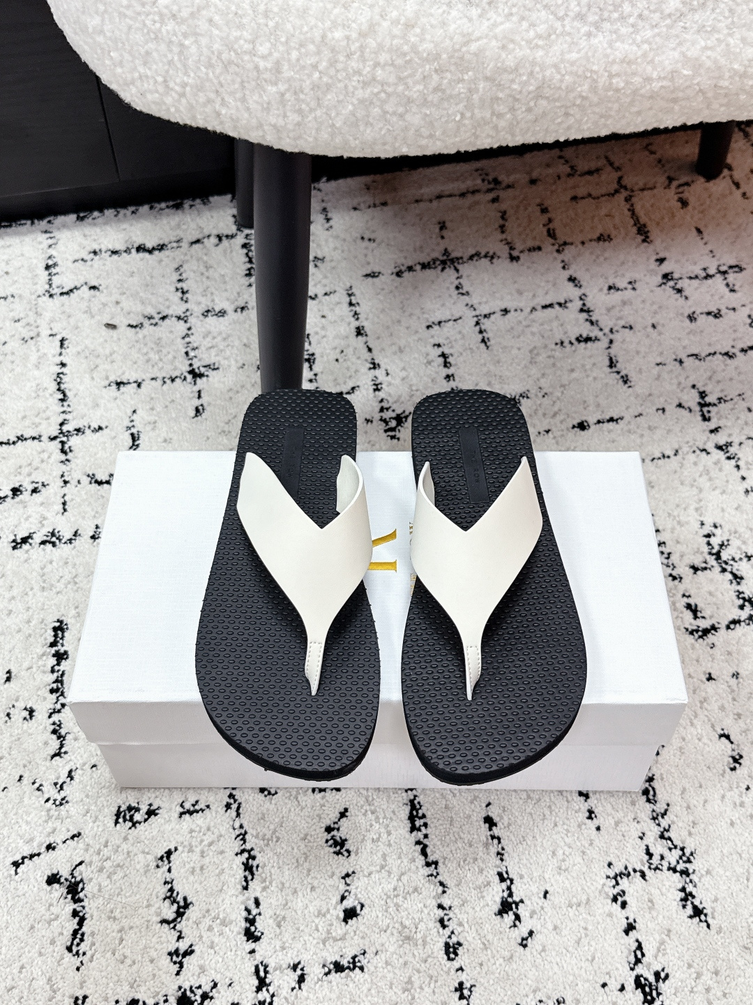 NO:786477,The Ro*26/ Early spring new minimalist flip flops  The eye-catching contrasting color aesthetics will turn heads in summer and break the monotony of solid colors. This pair of flip-flops uses high-contrast contrasting colors as the design highlight, combining classic black and pure white to create fashionable tension. The minimalist clip-on style with contrasting color strips does not add unnecessary layers, but it has its own eye-catching aura. Whether it is for daily outings or vacation check-ins, it can easily become the finishing touch of the style, making every step at the forefront of the trend.  An eye-catching style with a full sense of fashion that breaks the dullness. Paired with solid color T-shirts, denim items, and holiday skirts, it instantly enhances the layering of the look and has a super high production rate. Material imported calfskin, mixed sheepskin lining, outsole original molded outsole size 35-46 (40 for women, 45 for men, 46 sizes are customized and non-returnable), split-toe shoes, skirts, tees, t-shirts, cowhide, sheepskin19860909The Ro*26/ 早春新款极简人字拖 一眼心动的撞色美学,承包夏日所有回头率,打破纯色的单调,这双人字拖以高对比撞色为设计亮点,将经典黑与纯净白碰撞出时髦张力.极简夹脚版型搭配撞色带面,不做多余堆砌,却自带吸睛气场,无论是日常出街还是度假打卡,都能轻松成为造型的点睛之笔,让每一步都走在潮流前沿. 时髦感拉满的吸睛款,打破沉闷感,搭配纯色T恤、牛仔单品、度假裙装,瞬间提升造型层次感,出片率超高. 面料进口小牛皮 内里混种羊皮 大底原版开模大底 size35-46（女40 男45 46码定制不退换）,分趾鞋,skirts,tees，t-shirt,cowhide,sheepskin,Women's Shoes