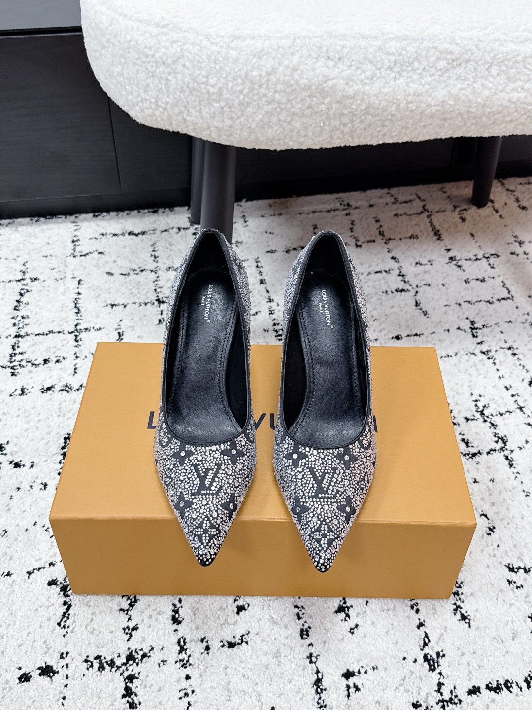 NO:786565,LOUIS VUITTON 26/ Gala satin pointed toe slip-on stiletto high heels This pair of shoes is like wearing the Milky Way on your feet. Black silk base fabric + full diamond presbyopia pattern. It is low-key and full of luxury. Every diamond shines just right. When walking on the foot, it has high-gloss to show your leg length. You can wear it elegantly in one second.  Whether it is a dinner party, a wedding or an important occasion, it will be the focus of the whole event. The smooth texture of silk and the blingbling diamond surface are high-end and eye-catching. Wear it and you will be the queen with your own radiance!  Silk upper, lining: sheepskin lining, outsole: genuine leather outsole imported from Italy Size#35-41 (40 41 customized, non-refundable), high-heeled shoes, louis vuitton, high heels, sheepskin, real silk, Leather soles19860909LOUIS VUITTON 26/ Gala 缎面 尖头套穿 细跟 高跟鞋 这双鞋简直是把银河穿在了脚上,黑色真丝底布+满钻老花图案,低调里藏着满满的奢华感,每一颗钻都闪得恰到好处,上脚走路自带高光超显腿长,一秒穿出优雅气场 不管是晚宴、婚礼还是重要场合,它都是全场焦点,丝绸的柔滑质感搭配blingbling的钻面,高级又吸睛,穿它,你就是自带光芒的女王！ 鞋面丝绸 内里: 羊皮内里, 大底: 意大利进口真皮大底 Size#35-41（40 41订做不退换）,高跟鞋单鞋,louis vuitton,high heels,sheepskin,real silk,Leather soles,Women's Shoes