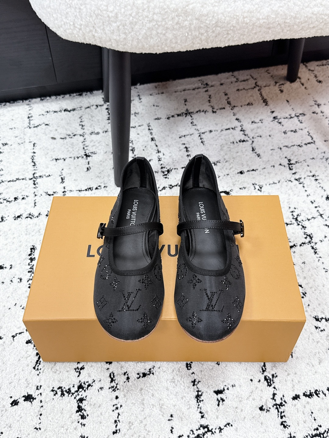 NO:786492,Louis Vuitton LV ROMY 26/ Ballet Shoes Embroidered Lace Buckle Mary Jane Shoes Breathable Mesh Flat Shoes This Romy flat ballet shoe uses Monogram embroidered fabric to imitate the exquisite texture of lace. The rounded toe exudes a gentle atmosphere, complementing the scalloped trim, high-temperature rhinestones on the mesh and LV Twist embellishments. The leather outsole creates a comfortable wearing experience. Customized mesh fabric and sheepskin lining  Outsole Italian genuine leather outsole Size35-41 (40.41 custom-made and non-returnable), ballet shoes, louis vuitton, louis vuitton, mary jane, sheepskin, Leather soles19860909Louis Vuitton LV ROMY 26/ 芭蕾舞鞋刺绣蕾丝扣带玛丽珍鞋透气网面平底单鞋 本款Romy平底芭蕾鞋以 Monogram 刺绣织物临摹蕾丝的考究质感.圆润鞋头流露温婉气息,与扇形饰边,网面高温烫钻和LV Twist饰件相得益彰.皮革外底成就舒软穿着体验. 面料定制网面 内里羊皮 大底意大利真皮大底 Size35-41（40.41定做不退换）,芭蕾舞鞋,louis vuitton,louis vuitton,mary jane,sheepskin,Leather soles,Women's Shoes