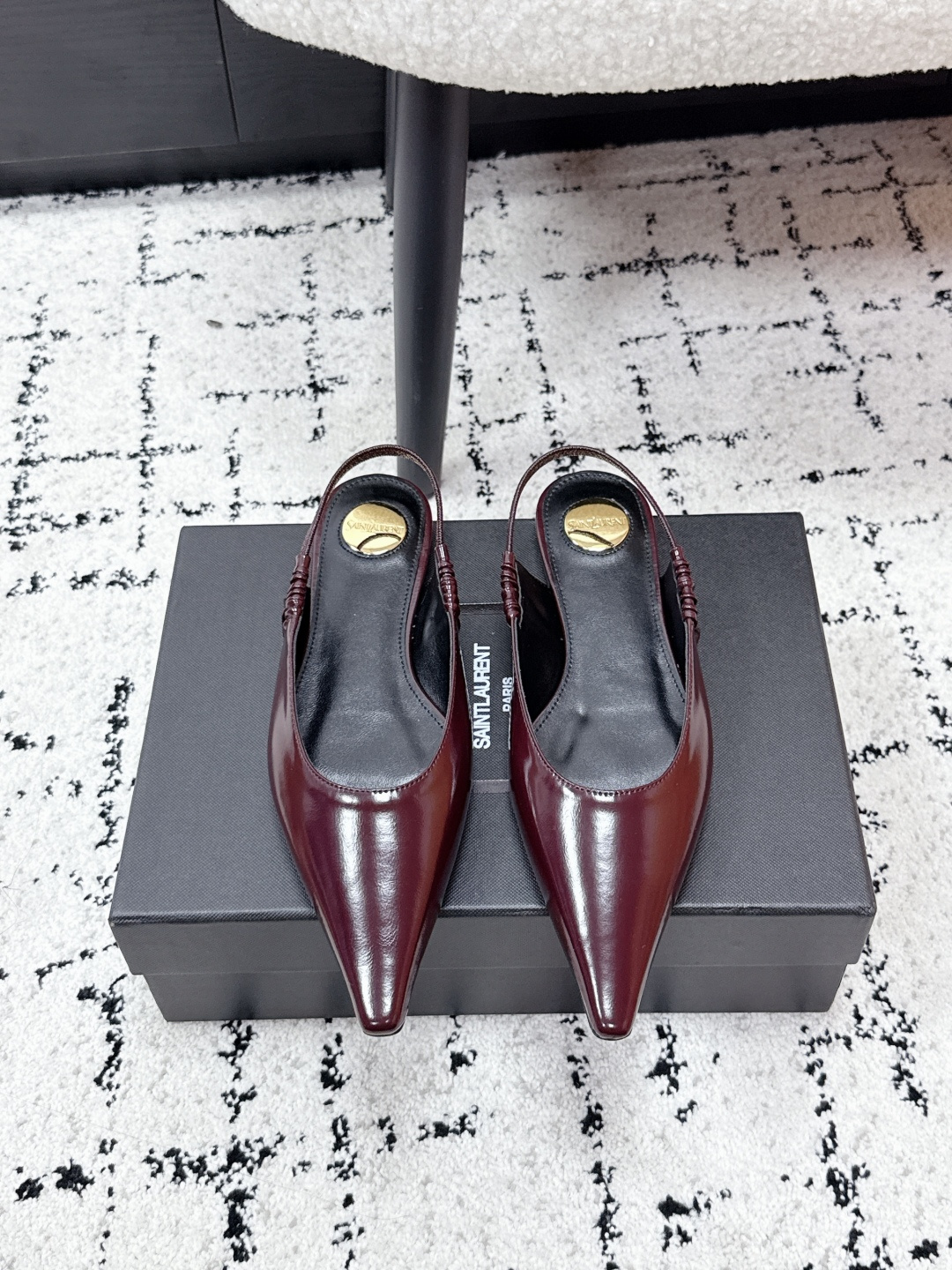 NO:786523,Saint Lauren* 26/ Early Spring New Saint Laurent Pointed Toe Flat Shoes  The YSL pointed toe back design is an elegant replica of the 90s pictorials. The pleated drawstring at the heel blends retro details into every inch of leather. The freshness of avocado green, the richness of burgundy, and the tenderness of caramel make every pair look like they have stepped out of the old days.  The heroine. The neat pointed toe outlines an effortless sense of fashion. The drawstring back strap is hidden in simplicity. Whether it is paired with a suit or a dress, it can enhance your style with one click. This is a pair of shoes that can make you 'the simpler, the more advanced'.  Every color is a mood. Fresh avocado green, rich burgundy, gentle caramel brown, cool black, use a pair of shoes to switch your daily style, and let every step be at your own pace. Fabric cowhide, lining sheepskin, sole Italian genuine leather outsole Size35-41 (40.41 customization is non-returnable), high-heeled sandals, saint laurent, saint laurent, saint laurent, sandals, flats, high  heels,skirts,business suit,cowhide,sheepskin,Leather soles19860909Saint Lauren* 26/ 早春新款圣罗兰尖头平底鞋 Ysl尖头后空设计,是90年代画报里的优雅复刻.后跟褶皱抽绳,把复古细节揉进每一寸皮革里,牛油果绿的清新、酒红的浓郁、焦糖的温柔,每一双都像从旧时光里走出来的女主角.利落的尖头,勾勒出毫不费力的时髦感.抽绳后绊带,在简约中藏着小心机,不管是搭配西装还是连衣裙,都能一键提升格调,这是一双能让你“越简单越高级”的鞋. 每一种颜色,都是一种心情.清新牛油果绿、浓郁酒红、温柔焦糖棕、酷飒黑,用一双鞋,切换你的每日风格,让每一步,都踩在自己的节奏里. 面料牛皮 内里羊皮 鞋底意大利真皮大底 Size35-41（40.41定制不退换）,高跟鞋凉鞋,saint laurent,saint laurent,saint laurent,sandals,flats,high heels,skirts,business suit,cowhide,sheepskin,Leather soles,Women's Shoes