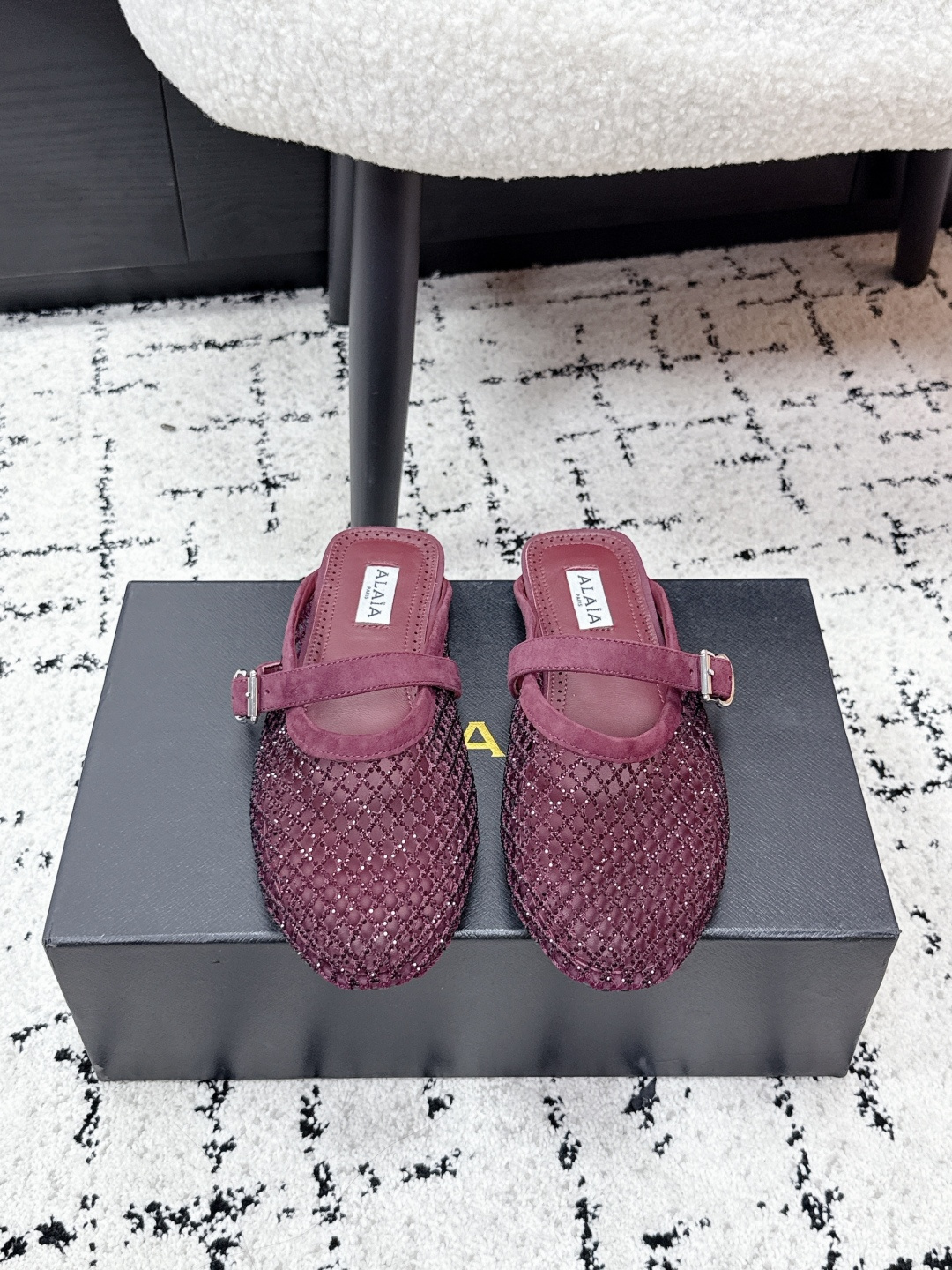 NO:786519,ALA* 26/ Early Spring New Hollow Mesh Mule Mops This pair of Mule Mops are tailor-made for summer!  Fine mesh hollow design, breathable and not stuffy feet, slip-on style, with T-shaped buckle, retro and smart, you can easily control the looseness whether it is worn with jeans, skirt or dress. Hollow mesh weaving + classic Mary Jane buckle not only retains the retro girly feeling, but also solves the pain point of stuffy feet in summer. The slip-on design allows lazy people to become sophisticated in seconds when going out. Fabric Mesh/Yangjing/Sheepskin  Lined sheepskin outsole original molded outsole size 35-42 (40 41 42 customization is not returnable), half drag, mary jane, skirts, jeans, sheepskin, sheep19860909ALA* 26/ 早春新款镂空网面穆勒拖 这双穆勒拖是为夏天量身定做的！细密网眼镂空设计,透气不闷脚,一脚蹬的懒人版型,搭配T字扣带,复古又灵动,不管是配牛仔裤、半裙还是连衣裙,都能轻松拿捏松弛感. 镂空网眼编织+经典玛丽珍搭扣,既保留了复古少女感,又解决了夏天闷脚的痛点,一脚蹬设计让懒人出门也能秒变精致. 面料网钻/羊京/羊皮 内里羊皮 大底原版开模大底 size35-42（40 41 42定制不退换）,半拖,mary jane,skirts,jeans,sheepskin,sheep,Women's Shoes