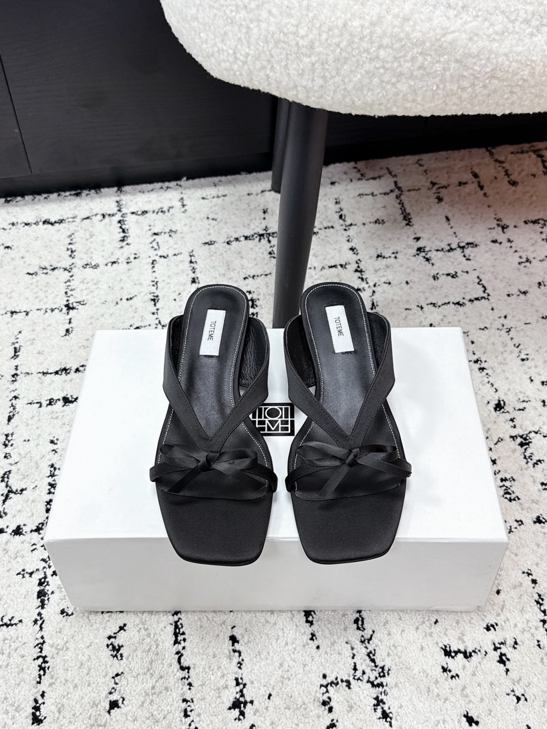 NO:786502,toteme 26 / French kitten heel flip-flops. Carry out French elegance to the end. Get a pair of flip-flops this year and you’ll be ready for summer!  Toteme's pair of cat heels are the most elegant in design. They are very soft inside and are a very Korean pair of small shoes. They are made of cowhide leather and the outsole is genuine leather. The heel height is 3cm. Size35-41 (40 and 41 are custom-made and cannot be returned or exchanged). Split toe shoes, cowhide, Leather soles19860909toteme 26 / 法式小猫跟夹脚拖 将法式优雅进行到底 今年再来一双夹脚这个夏天就齐活了！toteme这双猫跟是设计最优雅的了,鞋内很软,很韩的一对小鞋子 面料牛皮 大底真皮大底 跟高3cm Size35-41（40 41定做不退换）,分趾鞋,cowhide,Leather soles,Women's Shoes