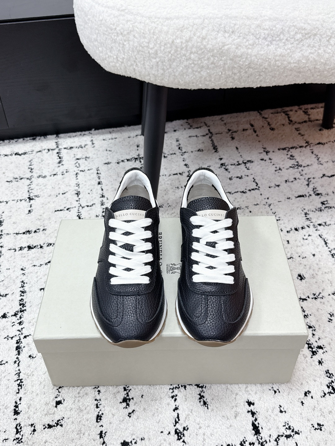 NO:786462,#男Brunello cuctnell* 26/ Early spring new retro casual Forrest Gump shoes  This pair of shoes perfectly combines a retro sporty feel with a relaxed feel for daily commuting. It is an all-purpose shoe that can be worn from spring to winter. The classic shoe shape comes with advanced filters, which instantly modify the foot shape when put on, making the lines slim and delicate. It is not picky at all and can be easily controlled by fat and wide feet. Whether it is paired with jeans, casual trousers, commuter trousers, or simple skirts, it can be seamlessly connected, and it is easy to achieve an effortless fashion sense.  The feeling on the feet is even more surprising, the soles are soft and elastic, not bulky, walking light and stable, no pressure for daily commuting or shopping, truly achieving both appearance and comfort. Fabric: cowhide, sheepskin lining, outsole, TPU outsole, size 35-45 (women's size 40, men's size 45, custom made, non-returnable), casual shoes/sports shoes, brunello cucinelli, sneakers, skirts, jeans, cowhide, sheepskin19860909#男 Brunello cuctnell* 26/ 早春新款复古休闲阿甘鞋 这双鞋把复古运动感和日常通勤的松弛感完美融合,是能从春天穿到冬天的万能百搭款.经典鞋型自带高级滤镜,上脚瞬间修饰脚型,把线条拉得纤细又秀气,完全不挑脚型,胖脚宽脚也能轻松驾驭.不管是搭配牛仔裤、休闲裤,还是通勤西裤、简约裙装,都能无缝衔接,轻松拿捏不费力的时髦感. 上脚脚感更是惊喜,鞋底软弹不笨重,走路轻盈又稳当,日常通勤、逛街暴走都毫无压力,真正做到颜值与舒适度双在线. 面料牛皮 内里羊皮 大底TPU大底 size35-45码（女码40码、男码45码定制不退换）,休闲鞋/运动鞋,brunello cucinelli,sneakers,skirts,jeans,cowhide,sheepskin,Women's Shoes