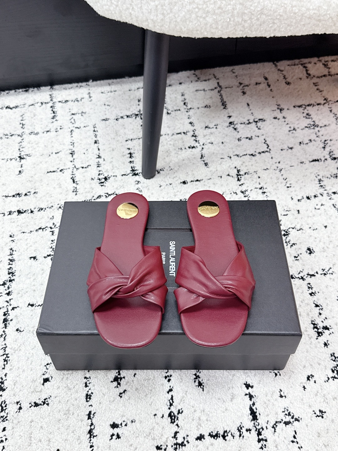 NO:786625,Saint Lauren*26/ Early Spring New Twist Strap Flat Slippers, neat square toe cut + three-dimensional cowhide strap surface, classic French genetic re-engraving, with built-in retro filter. The woven texture is delicate and full, like the warmth of a craftsman wearing it on the feet. It is visually gentle and slim, perfectly modifying the foot shape, and can hide small flaws on both fleshy and wide feet.  The interior is fully wrapped in leather, with soft elasticity that fits the soles of the feet. It feels soft and does not rub the feet; the flat-soled design makes walking with zero burden, making it comfortable for shopping, dating, and commuting. Fabric: cowhide; sheepskin lining; outsole; Italian genuine leather outsole; size 35-41 (customized sizes 40 and 41 are non-returnable); slippers, saint laurent, slippers, cowhide, sheepskin, Leather soles19860909Saint Lauren*26/ 早春 新款 扭扭带平底拖鞋 利落方头剪裁+立体牛牛带面,经典法式基因复刻,自带复古滤镜.编织纹理细腻饱满,像把手工匠人的温度穿在脚上,视觉上温柔又显瘦,完美修饰脚型,肉脚、宽脚都能藏住小瑕疵. 内里全皮包裹,软弹贴合脚底,踩感软糯不磨脚；平底设计走路零负担,逛街、约会、通勤都能舒适在线. 面料牛皮 内里羊皮 大底意大利真皮大底 size35-41码（40、41码定制不退换）,拖鞋,saint laurent,slippers,cowhide,sheepskin,Leather soles,Women's Shoes