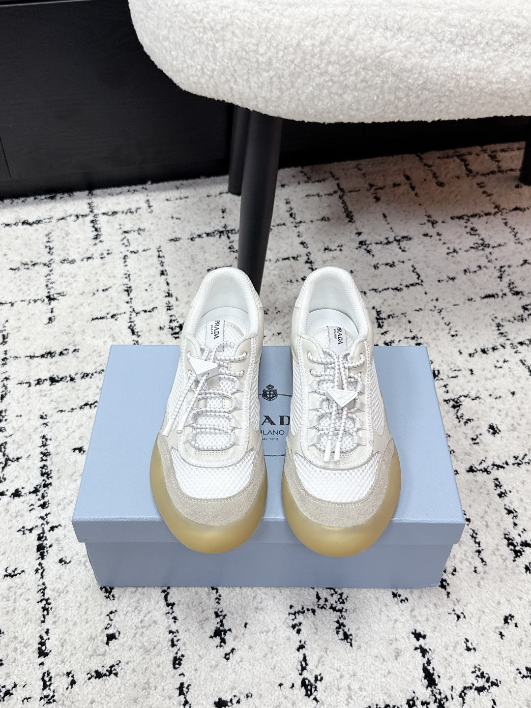 NO:786602,#couplesPrada 26/ Spring/Summer New Breathable Mesh Sports Shoes Casual Shoes Can be matched with all kinds of casual looks!  The most lasting companion is casual shoes!  Prada sneakers continue the timeless silhouette and are a new classic item. They are carefully crafted and enhance the style. The style is light and matched with the 'Prad*' logo. It is suitable for all seasons and can be matched with various casual styles. In an era when various styles are full of attention, the most lasting companion is casual. The fabric is original mesh + suede leather lining. Sheepskin outsole original molded light rubber outsole Size 35-45 (women 40  Men's 45 (custom-made, non-returnable), casual shoes/sports shoes, prada, prada, sneakers, cowhide, sheepskin19860909#情侣款 Prada 普拉达 26/ 春夏 新款 透气网面运动鞋休闲鞋 可与各式休闲造型搭配！最能长久陪伴搭配的当属休闲鞋！普拉达运动鞋延续经久不衰的轮廓,是新款经典单品,精心制作, 提升格调.款式轻盈,搭配“Prad*”标志四季皆宜,可与各式休闲造型搭配,在各种风格充斥眼球的时代,最能长久陪伴搭配的 一点一点俘获人心的当属休闲. 面料原版网布＋绒面牛皮内里羊皮大底原版开模轻型橡胶大底Size35-45（女40 男45定做不退换）,休闲鞋/运动鞋,prada,prada,sneakers,cowhide,sheepskin,Women's Shoes