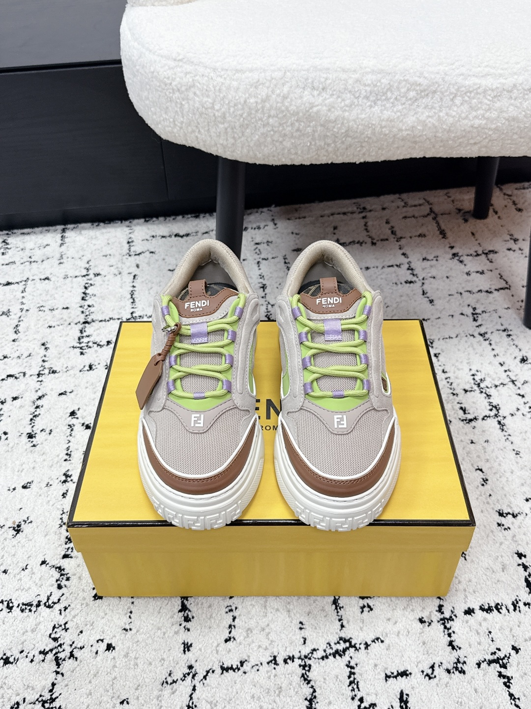 NO:786543,#couplesFend* Fendi 26/ Spring and summer new retro thick-soled dad shoes. The retro color-blocking design that will catch your eye at a glance, the rich-layered shoe body with contrasting color laces, every detail highlights the brand style, and the recognition is directly enhanced. It is a complete help for this year's outfit!  Thick-soled platform shoes not only visually lengthen the proportions of the legs, making them longer in seconds, but also quietly increase height, easily creating a superior head-to-body ratio, and turning the upper and lower feet into street fashion in seconds. The feeling on the feet is even more surprising, the soft and elastic soles have a full cushioning effect, which makes you not tired after long walks, and the design that fits the foot shape makes every step comfortable, without sacrificing comfort for good looks. Fabric: Genuine leather fabric lining Mesh outsole TPU outsole  size39-45 (45 size customization is non-refundable), casual shoes/sports shoes, fendi, fendi, sneakers19860909#情侣款 Fend* 芬迪 26/ 春夏新款复古厚底老爹鞋 一眼沦陷的复古拼色设计,层次丰富的鞋身搭配撞色鞋带,每一处细节都彰显品牌格调,辨识度直接拉满,完全是今年的穿搭神助攻！厚底松糕鞋型不仅视觉上拉长腿部比例,秒变大长腿,还能悄悄增高,轻松打造优越头身比,上脚秒变街头时髦精. 上脚的脚感更是惊喜,软弹的鞋底缓震效果拉满,久走不累,贴合脚型的设计让每一步都自在舒适,完全不用为了好看牺牲舒适度. 面料真皮织物面 内里网布 大底TPU大底 size39-45（45码定制不退换）,休闲鞋/运动鞋,fendi,fendi,sneakers,Women's Shoes