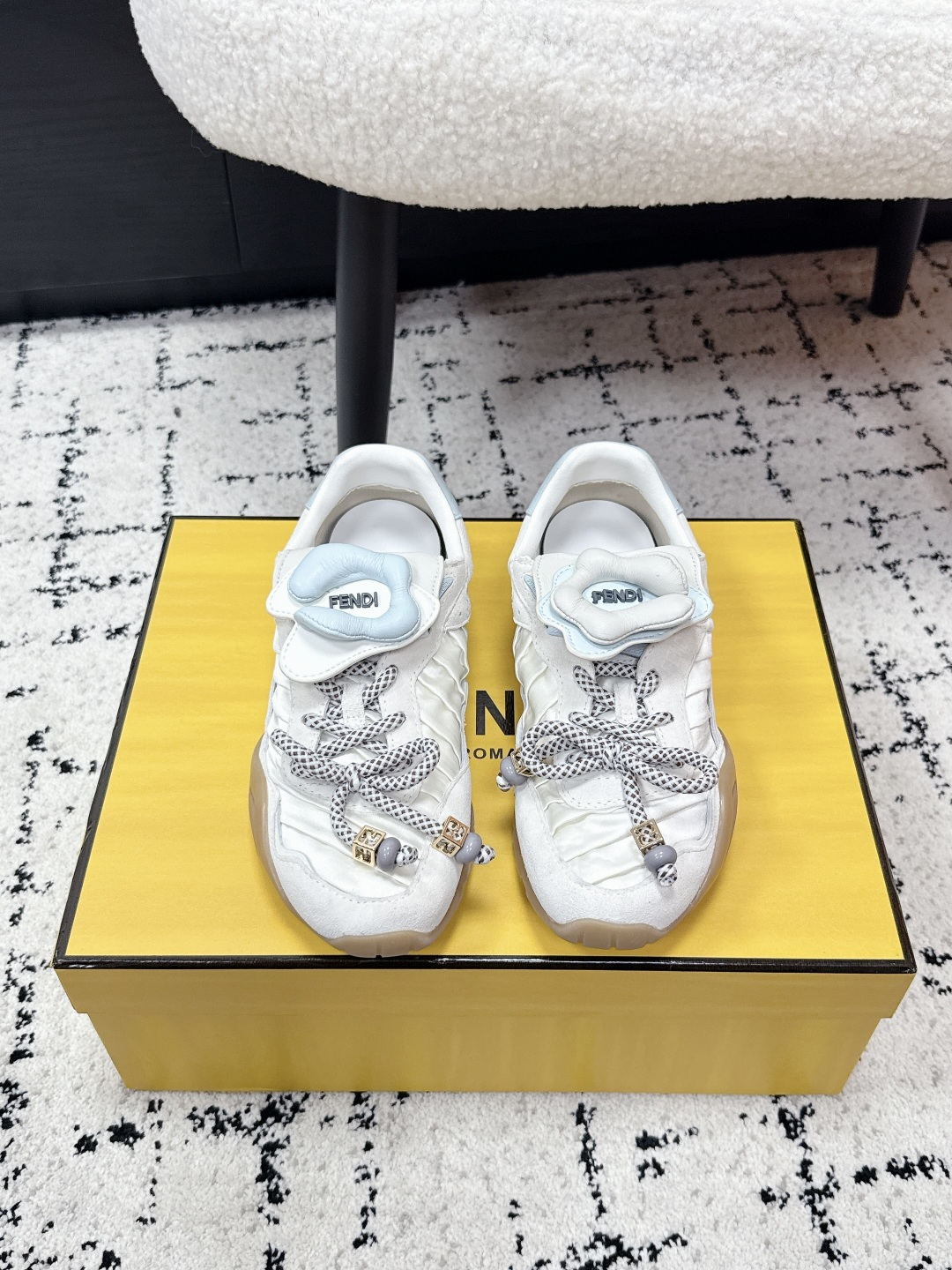 NO:786592,FENDI Fendi 26/ New flower flip moral training shoes for early spring New flower moral training shoes, the sweet girl's spring and summer natal shoes directly become gods!  The iconic flower clamshell tongue design can be flipped or stood up with one click to switch between two styles, which directly adds a sweet and cool feeling. The retro virtue shoe style is matched with a thick sole, which makes the legs look longer and smaller in seconds, making it a must-have for a small person. The multi-material splicing process, the soft sole is extremely comfortable for the feet, and will not wear your feet for a long time, so you can run around without stress for a long time. 5 kinds of dopamine fairy colors can cover your outfits throughout spring and summer. They look good with skirts and trousers, and are suitable for commuting, dating, and going out on the street.  Fabric: cow suede/cloth, lining: cowhide, outsole, original molded outsole, size 35-40 (customized size 40 is not returnable), casual shoes/sports shoes, fendi, fendi, sneakers, skirts, cowhide19860909FENDI 芬迪 26/ 早春新款花朵翻盖德训鞋 新款花朵德训鞋,甜妹春夏本命鞋直接封神！标志性花朵翻盖鞋舌设计,可翻可立两种风格一键切换,甜酷感直接拉满.复古德训鞋型搭配厚底,上脚秒显腿长显脚小,小个子天菜无疑.多材质拼接工艺,软底上脚巨舒服,久穿不磨脚,日常暴走无压力. 5种多巴胺神仙配色,承包你一整个春夏的穿搭,配裙配裤都好看,通勤、约会、出街全场景适配. 面料牛反绒/布 内里牛皮 大底原版开模大底 size35-40码（40码定制不退换）,休闲鞋/运动鞋,fendi,fendi,sneakers,skirts,cowhide,Women's Shoes