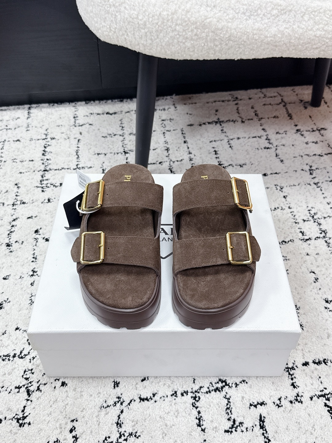 NO:786583,Prad *Prada 26/ Spring and summer new double-buckle thick-soled sandals. The classic double-buckle design is matched with textured hardware. Every detail highlights the brand style, low-key and high-end. The thick-soled platform shoes not only visually lengthen the proportion of the legs, making the legs longer in seconds, but also quietly increase the height, easily creating a superior head-to-body ratio. Available in multiple colors, they can be easily adapted whether it is daily commuting or going out on vacation, and are versatile.  The feeling on the foot is even more surprising. The soft and elastic sole has a full cushioning effect, so you will not feel tired after walking for a long time. The design that fits the foot shape makes every step comfortable and comfortable. There is no need to sacrifice comfort for good looks. The fabric is high-mercerized cow suede and the lining is cow suede. The outsole is an original molded outsole. The heel height is 5cm. Size 35-41 (40 and 41 customizations are not returnable). Slippers, prada, prada, slippers19860909Prad *普拉达 26/ 春夏新款双带扣厚底凉拖 经典双带扣设计搭配质感五金,每一处细节都彰显品牌格调,低调又高级.厚底松糕鞋型不仅视觉上拉长腿部比例,秒变大长腿,还能悄悄增高,轻松打造优越头身比.多色可选,不管是日常通勤还是度假出街,都能轻松适配,百搭不挑人. 上脚的脚感更是惊喜,软弹的鞋底缓震效果拉满,久走不累,贴合脚型的设计让每一步都自在舒适,完全不用为了好看牺牲舒适度. 面料高丝光牛反绒 内里牛反绒 大底原版开模大底 跟高5cm size35-41（40、41定制不退换）,拖鞋,prada,prada,slippers,Women's Shoes