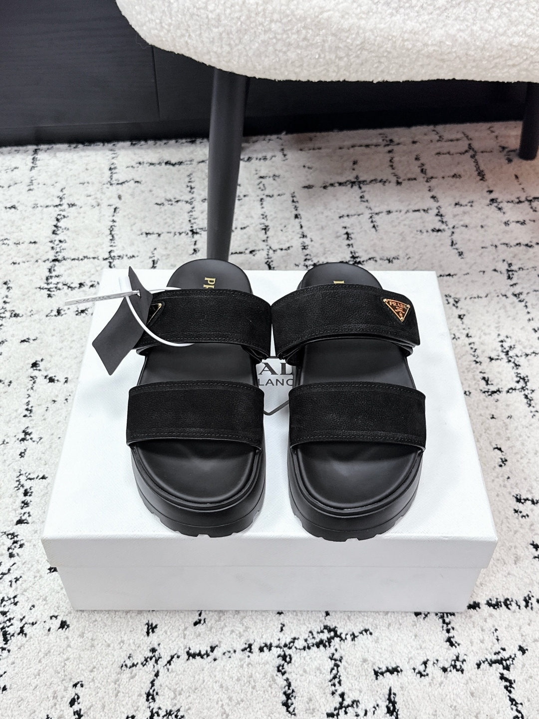 NO:786594,Prad *Prada 26/ Early spring new retro thick-soled double-strap sandals. You can rely on this pair of double-strap sandals to feel relaxed when you go out in the summer. It reshapes the aesthetics of summer dressing with a minimalist double-strap design, which is unobtrusive but has a sense of luxury. It is an indispensable and versatile item in the shoe cabinet. The classic thick-soled version is the finishing touch, quietly optimizing the leg line, easily wearing it to show your height, while weakening the dragging feeling of the flat bottom, making it stable and light on the foot.  The double-strap design fits the foot shape without slipping, making it easy to put on and take off. Whether it is paired with casual shorts, loose jeans, a dress, or a long holiday skirt, it can be seamlessly adapted to easily create a casual and effortless summer look. The fabric is imported water-dyed frosted lychee cowhide, sheepskin lining, original molded outsole, and heel height 5cm  size35-41 (40, 41 customization is not returnable), slippers, prada, prada, slippers, skirts, shorts, jeans, cowhide, sheepskin19860909Prad *普拉达 26/ 早春新款复古厚底双带凉拖 夏日出街的松弛感,全靠这双双带凉拖拿捏.它以极简的双带设计重塑夏日穿搭美学,不刻意却自带高级感,是鞋柜里不可或缺的百搭单品.经典厚底版型是点睛之笔,悄悄优化腿部线条,轻松穿出显高效果,同时弱化平底的拖沓感,上脚稳当又轻盈. 双带设计贴合脚型不滑落,穿脱便捷度拉满,不管是搭配休闲短裤、宽松牛仔裤,还是连衣裙、度假长裙,都能无缝适配,轻松打造随性不费力的夏日造型. 面料进口水染磨砂荔枝牛皮 内里羊皮 大底原版开模大底 跟高5cm size35-41（40、41定制不退换）,拖鞋,prada,prada,slippers,skirts,shorts,jeans,cowhide,sheepskin,Women's Shoes