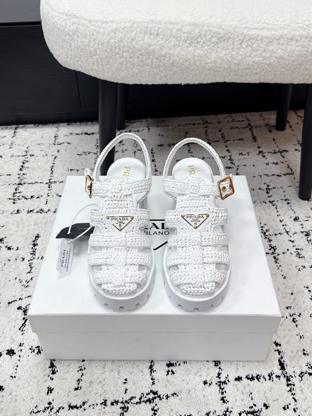 NO:786612,Prad * Prada 26/ Early Spring New Braided Roman Thick-Soled Sandals An instantly recognizable classic design that perfectly blends Prada's avant-garde aesthetics with a retro holiday feel. The hand-woven cage-style Roman shoe shape has a lazy and relaxed atmosphere, and the iconic inverted triangle metal logo embellishes the toe. It is low-key and noble, and instantly enhances the texture of the outfit. Every detail demonstrates the brand's top craftsmanship.  The feeling on the foot is impeccable, the soft and elastic thick sole fits the foot shape, and the feet will not be tired even if they are worn for a long time, even if they are shopping for a long time or traveling on holiday. Handmade crochet fabric upper, sheepskin lining, original open molded outsole, heel height 9cm, size 35-41 (customized sizes 40 and 41 are not returnable), high-heeled sandals, prada, prada, sandals, high heels, sheepskin19860909Prad * 普拉达 26/ 早春新款编织罗马厚底凉鞋 一眼沦陷的经典设计,将Prada的先锋美学与复古度假感完美融合.手工编织的笼式罗马鞋型,自带慵懒松弛的氛围感,标志性的倒三角金属logo点缀鞋头,低调又显贵,瞬间提升穿搭质感,每一处细节都彰显着品牌的顶级工艺. 上脚的脚感更是无可挑剔,软弹的厚底贴合脚型,久穿不累脚,哪怕是长时间逛街、度假出行也毫无压力. 面料手工钩针编织鞋面 内里羊皮 大底原版开模大底 跟高9cm size35-41码（40、41码定制不退换）,高跟鞋凉鞋,prada,prada,sandals,high heels,sheepskin,Women's Shoes