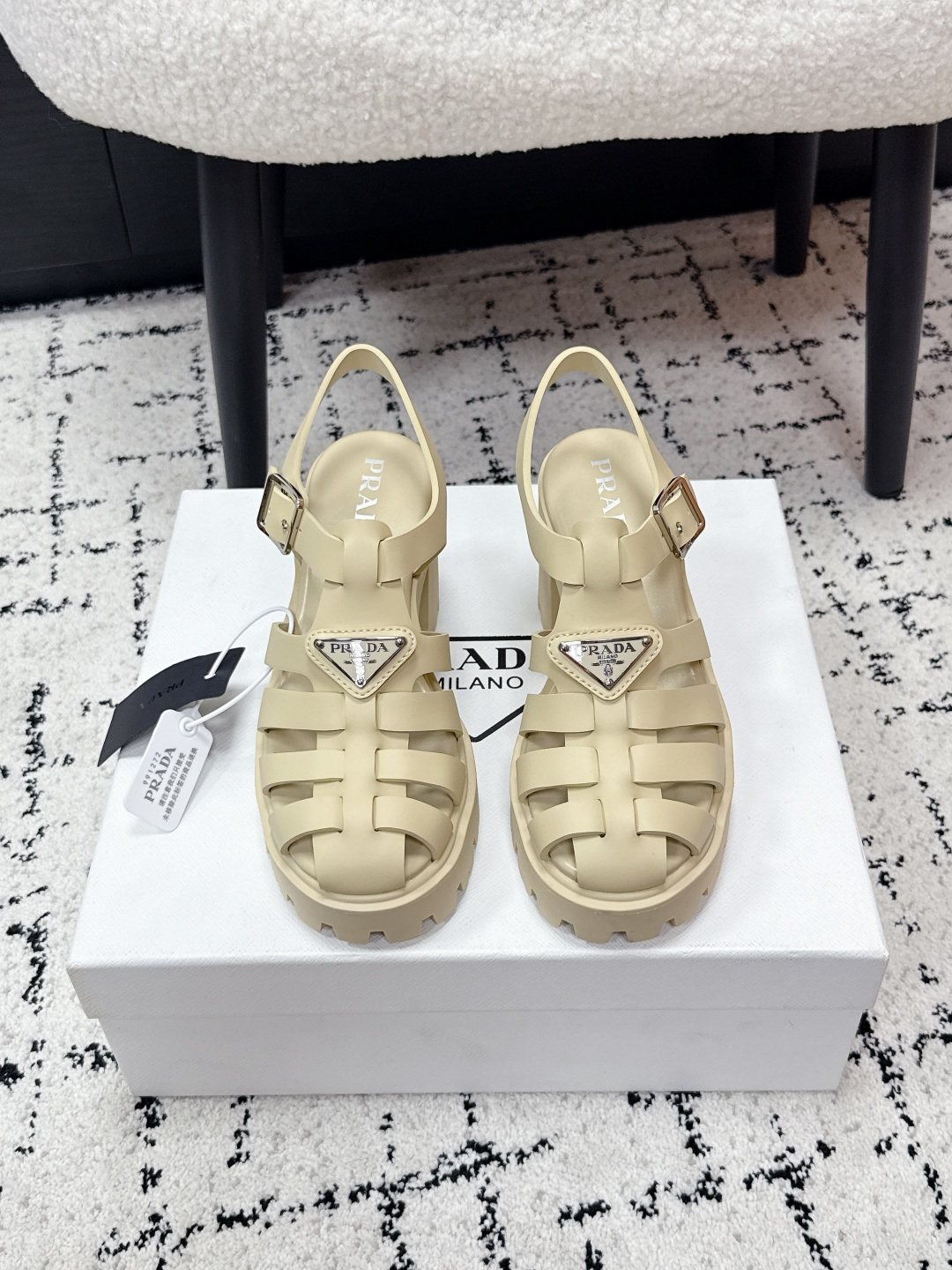 NO:786622,Prad * Prada 26/ New woven Roman thick-soled sandals for early spring. The cage-style woven Roman shoe shape has a lazy and casual atmosphere. The iconic inverted triangle metal logo embellishes the toe, which is low-key and noble. It instantly enhances the texture of the outfit. Every detail demonstrates the brand's top craftsmanship.  Thick-soled sponge cake design can increase your height in seconds, easily elongate your leg lines, and make your legs look longer in seconds; back strap buckle design makes it easy to put on and take off, and fits the ankle perfectly. Original custom foamed fabric Original custom foamed lining Original molded outsole Heel height 9cm size 35-41 (40, 41 customized non-returnable), high heels and sandals, prada, prada, sandals, high heels19860909Prad * 普拉达 26/ 早春新款编织罗马厚底凉鞋 笼式编织罗马鞋型,自带慵懒随性的氛围感,标志性的倒三角金属logo点缀鞋头,低调又显贵,瞬间提升穿搭质感,每一处细节都彰显着品牌的顶级工艺. 厚底松糕设计,秒增身高,轻松拉长腿部线条,秒变大长腿既视感；后绊带搭扣设计,穿脱便捷,同时完美贴合脚踝. 面料原版定制发泡 内里原版定制发泡 大底原版开模大底 跟高9cm size35-41（40、41定制不退换）,高跟鞋凉鞋,prada,prada,sandals,high heels,Women's Shoes