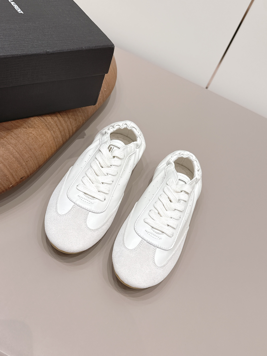 NO:873042,: 'Exclusive top version' YSL SAINT LAURENT Yves Saint Laurent's latest autumn casual series... [Round-toe wrinkled casual shoes] Yves Saint Laurent SL61, original purchase, one-to-one reproduction, fresh blood injection and casual retro design, super good-looking and versatile, the upper is made of cowhide punching and splicing combination, the side is stamped with the SL61 iconic logo, super soft on the feet, lightweight, comfortable to match with a sweater, it is recommended to have one pair. Fabric: Original customized cowhide Inner:  Original customized sheepskin Foot pads: Original customized sheepskin Outsole: Original molded TPU molded bottom Packaging: Original full set of packaging Number of yards: 35-39 (34.40. Customization is not returnable) Color: Official website updated simultaneously, single shoes, saint laurent, saint laurent, saint laurent, hoodie, sweatshirts, cowhide, sheepskin19860909: 《独家顶级版本》  YSL SAINT LAURENT圣罗兰秋季最新休闲系列…【圆头拉皱休闲鞋】 圣罗兰 SL61 ,原版购入 一比一复刻 ,新鲜血液注入加休闲复古的设计,超好看百搭,鞋面采用牛皮冲孔拼接组合,侧面烫金SL61标识性logo,上脚超级柔软 ,轻便,舒适搭配卫衣,建议一手一双 面料: 原版定制牛皮 内里: 原版定制羊皮 垫脚: 原版定制羊皮 大底: 原版开模TPU成型底 包装: 原版全套包装 码数: 35-39（34.40.定制不退换） 颜色:官网同步更新,单鞋,saint laurent,saint laurent,saint laurent,hoodie,sweatshirts,cowhide,sheepskin,Women's Shoes