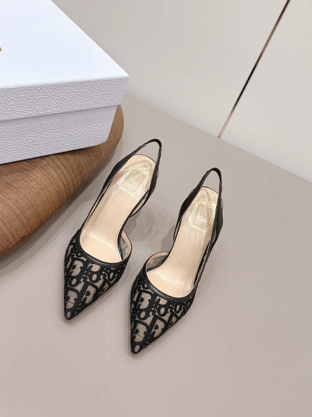 NO:873031,'Exclusive top version' Dior Dior 26vs new spring and summer fashion sandals series...[Pointed toe high-heeled back empty shoes] Simple and super versatile. Perfect and luxurious on the feet, can be matched with any spring and summer clothes. The foot feels even more comfortable!  The material is a perfect replica of the original version. Original disassembly and molding... Original custom-made fabric/sheepskin/lace electric embroidery Original custom-made sheepskin lining Original custom-made sheepskin Foot pads Original custom-made leather outsole Heel height 8cm Original full set of packaging Code number 35-39 (40.41.42 customization is non-returnable) Color: Official website updated simultaneously, high-heeled sandals, dior, dior, sandals, high heels, sheepskin, Leather soles19860909《独家顶级版本》  Dior迪奥26vs春夏新款时装凉鞋系列…【尖头高跟后空单鞋】 简约超级百搭. 上脚完美奢华,可任意搭配,春夏服饰. 脚感更是舒适！材质原版完美复刻. 原版拆解开模… 面料原版定制/羊皮/蕾丝电绣 内里原版定制羊皮 垫脚原版定制羊皮 大底原版定制真皮大底 跟高8cm 包装原版全套包装 码数35-39（40.41.42定制不退换） 颜色:官网同步更新,高跟鞋凉鞋,dior,dior,sandals,high heels,sheepskin,Leather soles,Women's Shoes