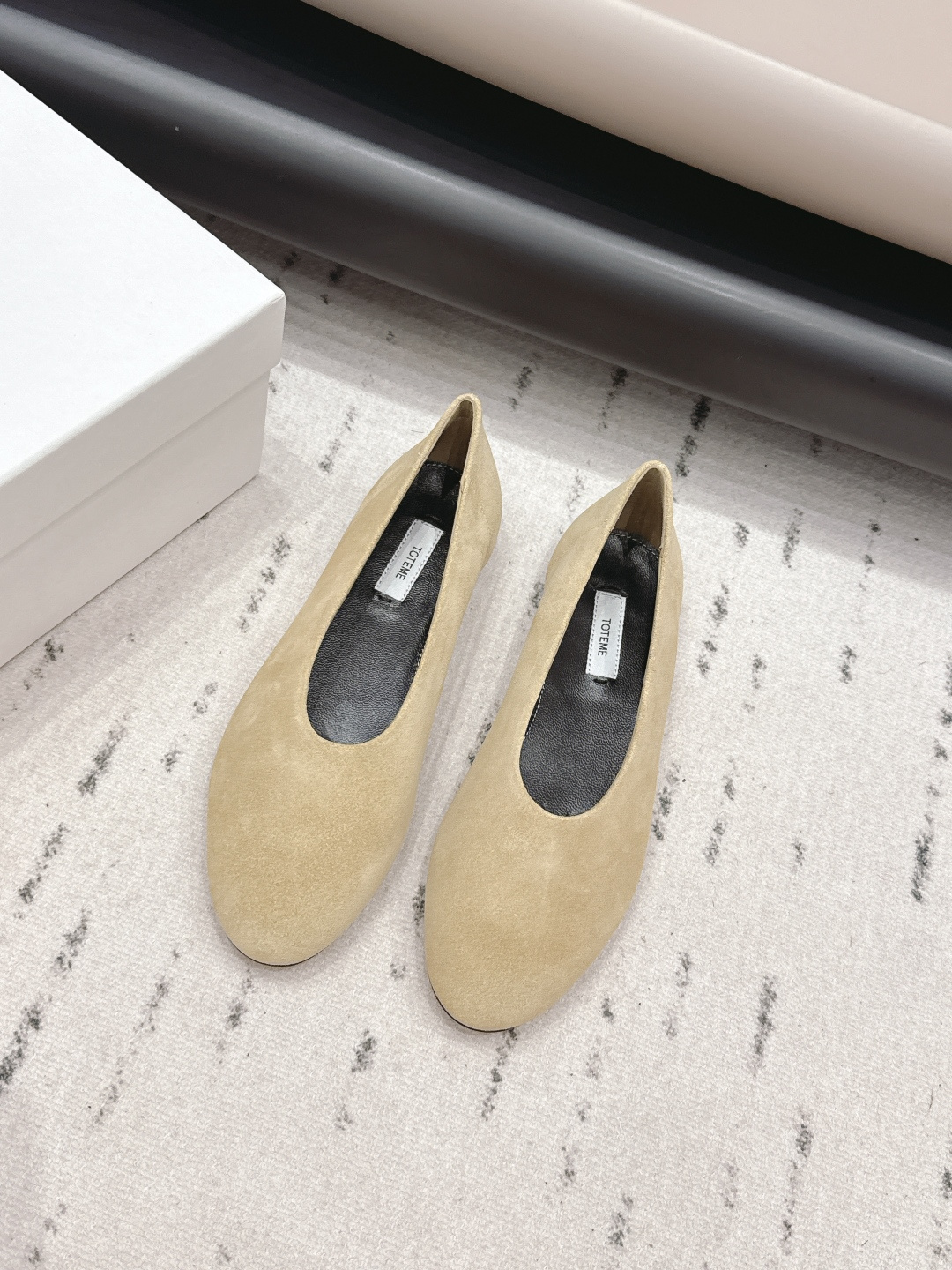 NO:873053,: 'Exclusive top version' THE ROW niche trendy brand 26 vs early spring new Loaf single shoe series... [Round-toe flat shoes] The original version has better comfort and wrapping than the original version. It is full of personality and easy to match with various styles of clothes... Fabric: Original customized suede Lining: Original customized sheepskin Foot pads: Original customized sheepskin Outsole: Original customized genuine leather sole Heel height: 1.0cm Packaging: Original full set of packaging, code number:  35-39 (40. Customization is non-returnable) Colors are updated simultaneously on the official website, single shoes, loafers, sheepskin, chamois leather19860909: 《独家顶级版本》 THE ROW小众潮牌26vs早春新款乐福单鞋系列……【圆头平底单鞋】 原版一比一打造舒适度、包裹性都比较好.个性十足,很好驾驭各种风格衣服搭配…… 面料: 原版定制麂皮 内里: 原版定制羊皮 垫脚: 原版定制羊皮 大底: 原版定制真皮底 跟高: 1.0cm 包装: 原版全套包装, 码数: 35-39（40.定制不退换） 颜色官网同步更新,单鞋,loafers,sheepskin,chamois leather,Women's Shoes