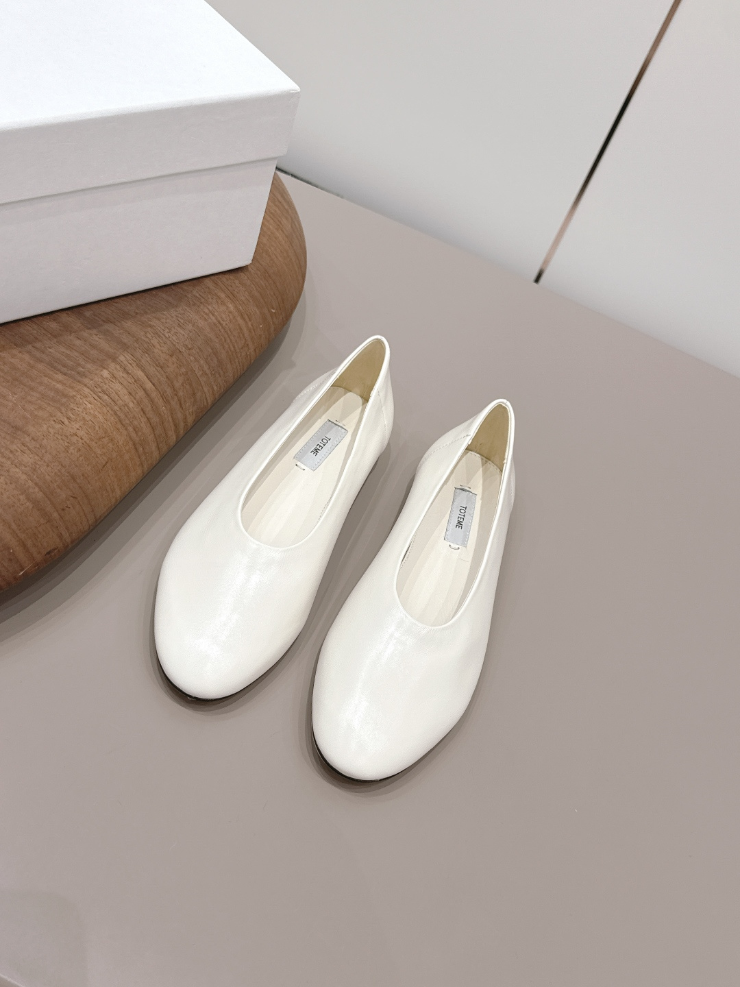 NO:873065,: 'Exclusive top version' THE ROW niche trendy brand 26 vs early spring new Loaf single shoe series... [Round-toe flat shoes] The original version is better in comfort and wrapping. It is full of personality and easy to match with various styles of clothes... Fabric: Original customized sheepskin Lining: Original customized sheepskin Foot pads: Original customized sheepskin Outsole: Original customized genuine leather sole Heel height: 1.0cm Packaging: Original full set of packaging, code number:  35-39 (40. Customization is non-returnable) Colors are updated simultaneously on the official website, single shoes, loafers, sheepskin19860909: 《独家顶级版本》 THE ROW小众潮牌26vs早春新款乐福单鞋系列……【圆头平底单鞋】 原版一比一打造舒适度、包裹性都比较好.个性十足,很好驾驭各种风格衣服搭配…… 面料: 原版定制羊皮 内里: 原版定制羊皮 垫脚: 原版定制羊皮 大底: 原版定制真皮底 跟高: 1.0cm 包装: 原版全套包装, 码数: 35-39（40.定制不退换） 颜色官网同步更新,单鞋,loafers,sheepskin,Women's Shoes