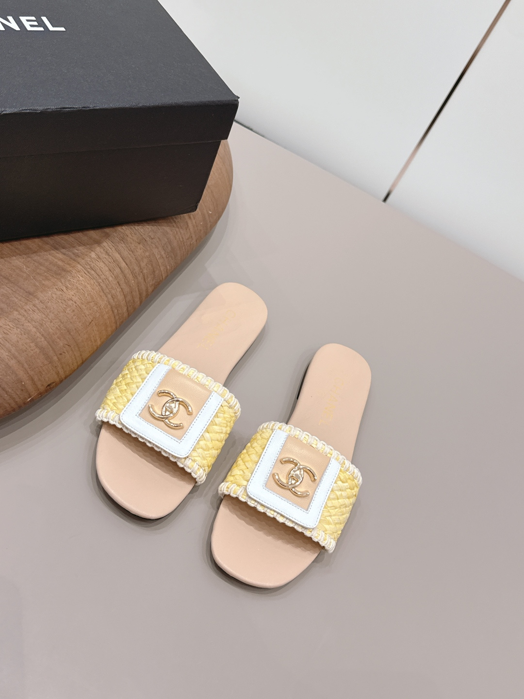 NO:873072,: 'Exclusive top version' CHANE*L Xiaoxiang 2026 vs early spring counter fashion sandals series... [Round-toe color-blocked flat sandals] Ms. Chanel loves simple and irresistible styles. The combination shows a unique dressing style, free mix and match to shine in place and follow the fashionable pace of Grandma Jinxiang!  !  !  The top-notch craftsmanship and texture are perfectly presented. No matter any details, you can compare them with the counters. You can enter and exit the counters at will with the best quality products!  !  Fabric: Original customized/Sheepskin/Raffia/Color-blocking technology Lining: Original customized sheepskin Foot: Original customized leather Outsole: Original customized leather outsole Heel height: 1.0cm Size: 35-39 (40.41.42. Customized items are non-refundable) Packaging: Original complete package Color:  The official website is updated simultaneously, slippers, chanel, chanel, sandals, slippers, sheepskin, Leather soles19860909: 《独家顶级版本》  CHANE*L小香2026vs早春专柜时装凉鞋系列……【圆头拼色平底凉拖】  香奈儿女士钟爱简约又难以抗拒系 搭配展现与众不同的穿搭风格、自由混搭闪耀到位跟紧香奶奶时尚步伐！！！ 顶级工艺质感完美呈现,无论任何细节均可对比专柜,最好级别的顶级货,随意进出专柜！！ 面料: 原版定制/羊皮/拉菲草/拼色工艺 内里: 原版定制羊皮 垫脚: 原版定制真皮 大底: 原版定制真皮大底 跟高: 1.0cm 码数: 35-39（40.41.42.定制不退换） 包装: 原版全套包装 颜色: 官网同步更新,拖鞋,chanel,chanel,sandals,slippers,sheepskin,Leather soles,Women's Shoes