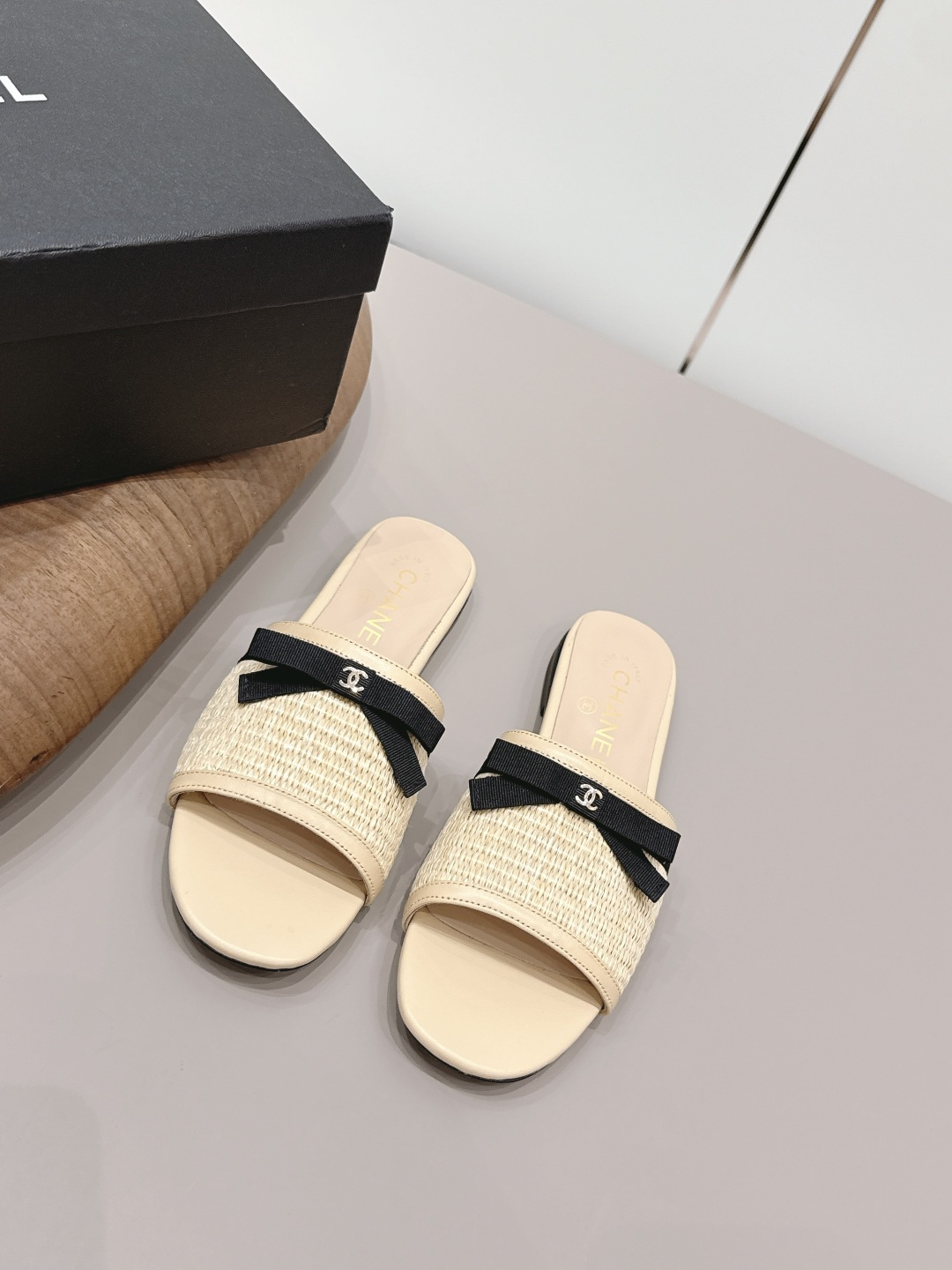 NO:873051,: 'Exclusive top version' CHANE*L Xiaoxiang 2026 vs early spring counter fashion sandals series... [Round-head bow flat sandals] Ms. Chanel loves simple and irresistible styles. The combination shows a unique dressing style, free mix and match to shine in place and follow the fashionable pace of Grandma Jinxiang!  !  !  The top-notch craftsmanship and texture are perfectly presented. No matter any details, you can compare them with the counters. You can enter and exit the counters at will with the best quality products!  !  Fabric: Original customized raffia/bow crafts Lining: Original customized sheepskin Foot pads: Original customized leather Outsole: Original customized leather outsole Heel height: 1.0cm Size: 35-39 (40.41.42. Customization is non-returnable) Packaging: Original full set of packaging Color: Official website updated simultaneously, slippers, chanel, chanel, sandals, slippers, sheepskin, Leather soles19860909: 《独家顶级版本》  CHANE*L小香2026vs早春专柜时装凉鞋系列……【圆头蝴蝶结平底凉拖】  香奈儿女士钟爱简约又难以抗拒系 搭配展现与众不同的穿搭风格、自由混搭闪耀到位跟紧香奶奶时尚步伐！！！ 顶级工艺质感完美呈现,无论任何细节均可对比专柜,最好级别的顶级货,随意进出专柜！！ 面料: 原版定制拉菲草/蝴蝶结工艺 内里: 原版定制羊皮 垫脚: 原版定制真皮 大底: 原版定制真皮大底 跟高: 1.0cm 码数: 35-39（40.41.42.定制不退换） 包装: 原版全套包装 颜色: 官网同步更新,拖鞋,chanel,chanel,sandals,slippers,sheepskin,Leather soles,Women's Shoes
