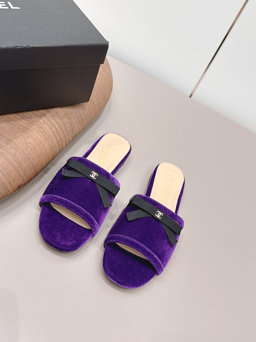 NO:873062,: 'Exclusive top version' CHANE*L Xiaoxiang 2026 vs early spring counter fashion sandals series... [Round-head bow flat sandals] Ms. Chanel loves simple and irresistible styles. The combination shows a unique dressing style, free mix and match to shine in place and follow the fashionable pace of Grandma Jinxiang!  !  !  The top-notch craftsmanship and texture are perfectly presented. No matter any details, you can compare them with the counters. You can enter and exit the counters at will with the best quality products!  !  Fabric: Original customized velvet/bow craft Lining: Original customized sheepskin Foot pads: Original customized leather Outsole: Original customized leather outsole Heel height: 1.0cm Size: 35-39 (40.41.42. Customization is non-returnable) Packaging: Original full set of packaging Color: Official website updated simultaneously, slippers, chanel, chanel, sandals, slippers, sheepskin, Leather soles19860909: 《独家顶级版本》  CHANE*L小香2026vs早春专柜时装凉鞋系列……【圆头蝴蝶结平底凉拖】  香奈儿女士钟爱简约又难以抗拒系 搭配展现与众不同的穿搭风格、自由混搭闪耀到位跟紧香奶奶时尚步伐！！！ 顶级工艺质感完美呈现,无论任何细节均可对比专柜,最好级别的顶级货,随意进出专柜！！ 面料: 原版定制天鹅绒/蝴蝶结工艺 内里: 原版定制羊皮 垫脚: 原版定制真皮 大底: 原版定制真皮大底 跟高: 1.0cm 码数: 35-39（40.41.42.定制不退换） 包装: 原版全套包装 颜色: 官网同步更新,拖鞋,chanel,chanel,sandals,slippers,sheepskin,Leather soles,Women's Shoes