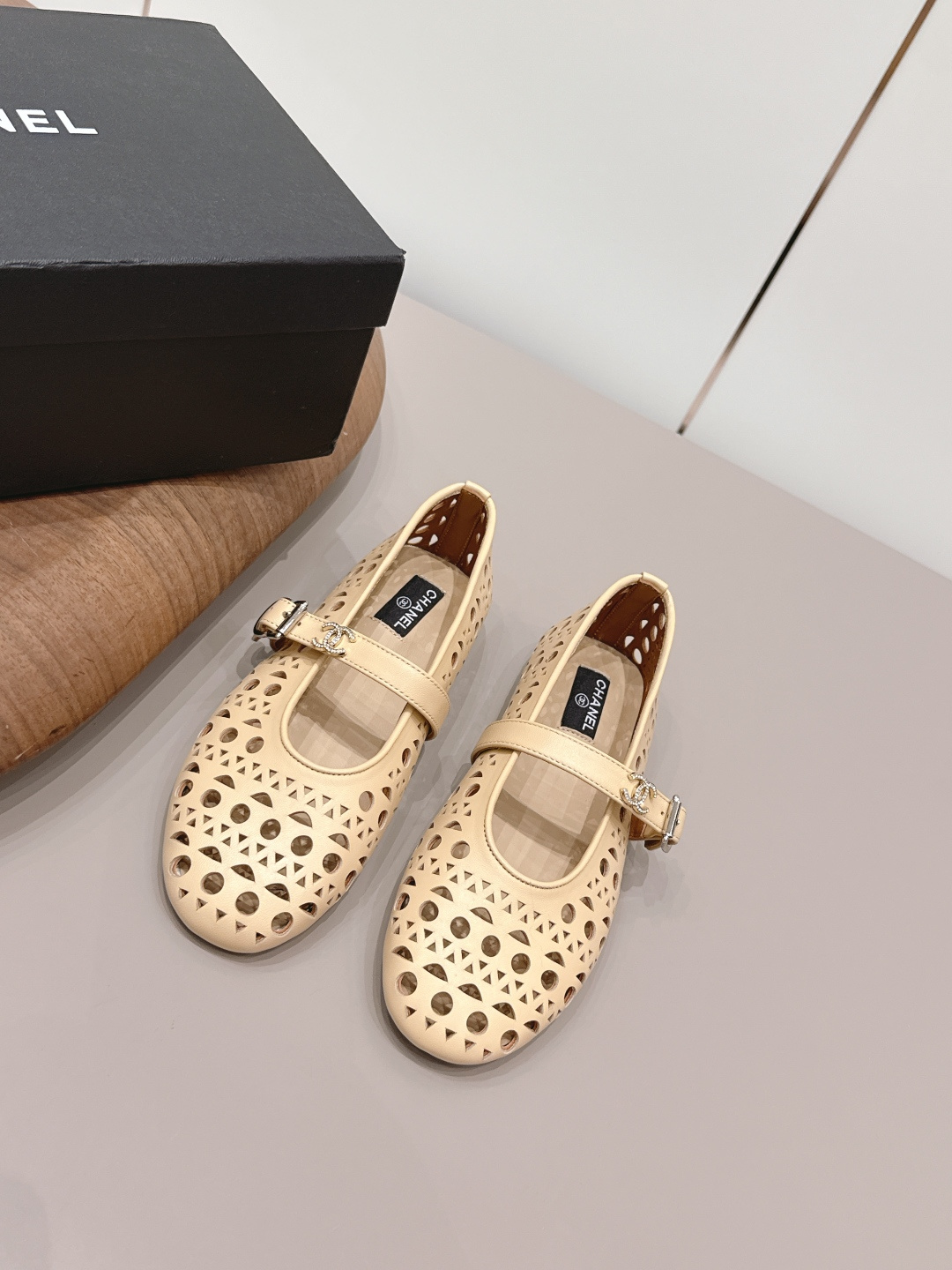 NO:873019,: 'Exclusive top version' CHANE* Xiaoxiang 26vs the latest fashion shoe series in the spring and summer counter... [Round-toe punched flat shoes] Ms. Chanel loves simple and irresistible styles. The combination shows a unique dressing style, free mix and match to shine in place and follow the fashionable pace of Grandma Xiang!  !  !  The top-notch craftsmanship and texture are perfectly presented. No matter any details, you can compare them with the counters. You can enter and exit the counters at will with the best quality goods!  !  Fabric: Original customized cowhide/punching process Lining: Original customized sheepskin Foot pads: Original customized sheepskin Outsole: Original customized leather sole Heel height: 1.0cm Size: 35-39 (40.41.42. Customization is non-refundable) Packaging: Original full set of packaging Color: Official website updated simultaneously, single shoes, chanel, chanel, cowhide, sheepskin19860909: 《独家顶级版本》 CHANE*小香26vs春夏专柜最新时装单鞋系列……【圆头冲孔平底单鞋】 香奈儿女士钟爱简约又难以抗拒系 搭配展现与众不同的穿搭风格、自由混搭闪耀到位跟紧香奶奶时尚步伐！！！ 顶级工艺质感完美呈现,无论任何细节均可对比专柜,最好级别的顶级货,随意进出专柜！！ 面料: 原版定制牛皮/冲孔工艺 内里: 原版定制羊皮 垫脚: 原版定制羊皮 大底: 原版定制真皮底 跟高: 1.0cm 码数: 35-39（40.41.42.定制不退换） 包装: 原版全套包装 颜色:官网同步更新,单鞋,chanel,chanel,cowhide,sheepskin,Women's Shoes
