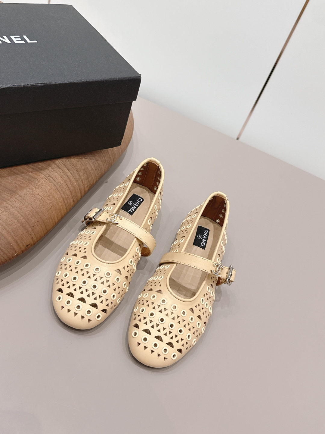 NO:873178,: Eyelet style 'Exclusive top version' CHANE* Xiaoxiang 26 vs the latest fashion shoe series in the spring and summer counter... [Round-toe eyelet flat shoes] Ms. Chanel loves simplicity and irresistibility. The combination shows a unique dressing style, free mix and match to shine in place and follow the fashionable pace of Grandma Xiang!  !  !  The top-notch craftsmanship and texture are perfectly presented. No matter any details, you can compare them with the counters. You can enter and exit the counters at will with the best quality products!  !  Fabric: Original customized cowhide/punching/eyelet process Lining: Original customized sheepskin Foot pads: Original customized sheepskin Outsole: Original customized leather sole Heel height: 1.0cm Size: 35-39 (40.41.42. Customization is non-returnable) Packaging: Original full set of packaging Color: Official website updated simultaneously, single shoes, chanel, chanel, cowhide, sheepskin19860909: 鸡眼款《独家顶级版本》 CHANE*小香26vs春夏专柜最新时装单鞋系列……【圆头鸡眼平底单鞋】 香奈儿女士钟爱简约又难以抗拒系 搭配展现与众不同的穿搭风格、自由混搭闪耀到位跟紧香奶奶时尚步伐！！！ 顶级工艺质感完美呈现,无论任何细节均可对比专柜,最好级别的顶级货,随意进出专柜！！ 面料: 原版定制牛皮/冲孔/打鸡眼工艺 内里: 原版定制羊皮 垫脚: 原版定制羊皮 大底: 原版定制真皮底 跟高: 1.0cm 码数: 35-39（40.41.42.定制不退换） 包装: 原版全套包装 颜色:官网同步更新,单鞋,chanel,chanel,cowhide,sheepskin,Women's Shoes