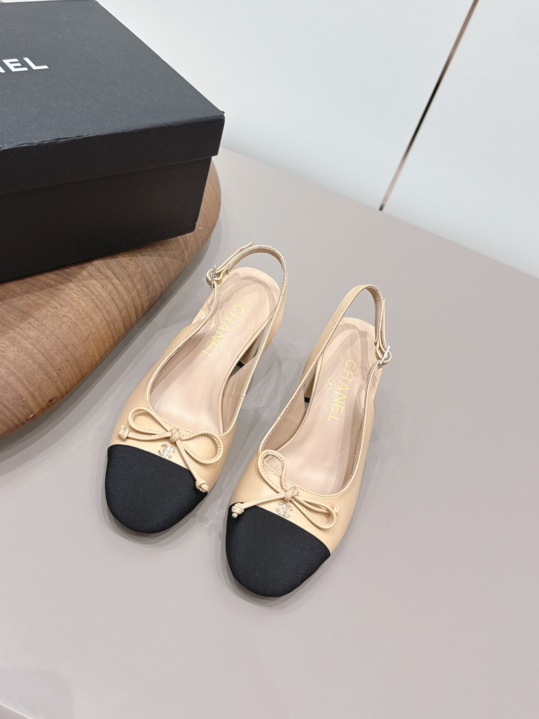 NO:873161,: 'Exclusive top version' CHANE* Xiaoxiang 26vs the latest fashion shoe series in the spring and summer counters... [Round-toe bow-knot back empty shoes] Ms. Chanel loves simple and irresistible styles. The combination shows a unique dressing style, free mix and match to shine in place and follow the fashionable pace of Grandma Tongxiang!  !  !  The top-notch craftsmanship and texture are perfectly presented. No matter any details, you can compare them with the counters. You can enter and exit the counters at will with the best quality products!  !  Fabric: Original customized sheepskin/woven fabric/bow crafts Lining: Original customized sheepskin Foot pads: Original customized sheepskin Outsole: Original customized leather sole Heel height: 7.5cm Size: 35-39 (40.41.42. Customization is non-refundable) Packaging: Original full set of packaging Color: Official website updated simultaneously, high heels and slippers, chanel, chanel, high heels, slippers, sheepskin19860909: 《独家顶级版本》 CHANE*小香26vs春夏专柜最新时装单鞋系列……【圆头蝴蝶结后空单鞋】 香奈儿女士钟爱简约又难以抗拒系 搭配展现与众不同的穿搭风格、自由混搭闪耀到位跟紧香奶奶时尚步伐！！！ 顶级工艺质感完美呈现,无论任何细节均可对比专柜,最好级别的顶级货,随意进出专柜！！ 面料: 原版定制羊皮/织布/蝴蝶结工艺 内里: 原版定制羊皮 垫脚: 原版定制羊皮 大底: 原版定制真皮底 跟高: 7.5cm 码数: 35-39（40.41.42.定制不退换） 包装: 原版全套包装 颜色:官网同步更新,高跟鞋拖鞋,chanel,chanel,high heels,slippers,sheepskin,Women's Shoes