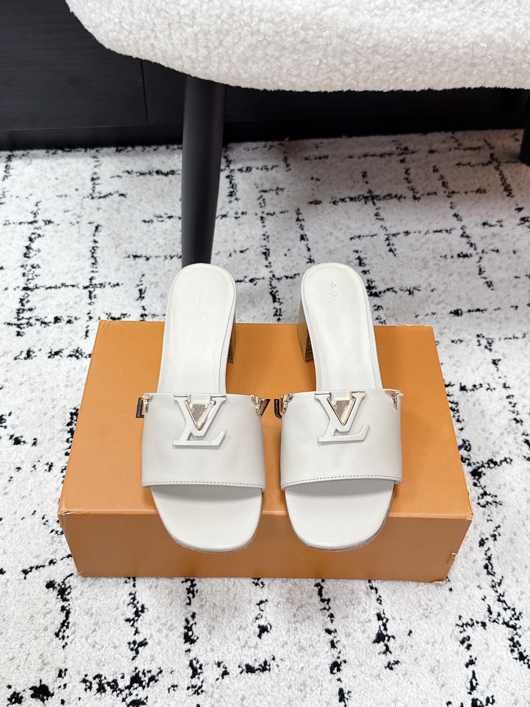 NO:815516,LV Louis Vuitton 26/ Classic and simple small logo, thick heel, flat heel, slippers. Its design is simple yet stylish. The LV logo is embellished with metal buckles, as if the style and quality of the entire brand are tied to the feet.  It inadvertently reveals a sense of luxury, whether it is paired with a simple white T-shirt and blue jeans to create a casual casual style, or paired with an elegant dress to attend a romantic seaside dinner, it can easily hold the whole scene and become the finishing touch of your overall look. The fabric is original custom-made cowhide, sheepskin lining, heel height 1cm/5.5cm, outsole, Italian imported cowhide outsole, size 35-41 (40 41 custom-made, non-refundable), slippers, louis  vuitton,louis vuitton,slippers,skirts,jeans,tees,t-shirt,cowhide,sheepskin19860909LV 路易威登 26/ 经典简约小logo 粗跟 平跟 拖鞋 它的设计简约而不失格调,LV标识以金属质感的扣饰形式点缀,仿佛将整个品牌的格调与品质都系在了脚上,举手投足间 不经意地流露出高级感,无论是搭配简约的白色T恤和蓝色牛仔裤,营造出随性的休闲风,还是配上飘逸的连衣裙出席一场浪漫的海边晚宴它都能轻松hold住全场成为你整体造型的点睛之笔. 面料原版定制牛皮 内里羊皮 跟高1cm/5.5cm 大底意大利进口牛皮大底 size35-41（40 41定做不退换）,拖鞋,louis vuitton,louis vuitton,slippers,skirts,jeans,tees，t-shirt,cowhide,sheepskin,Women's Shoes