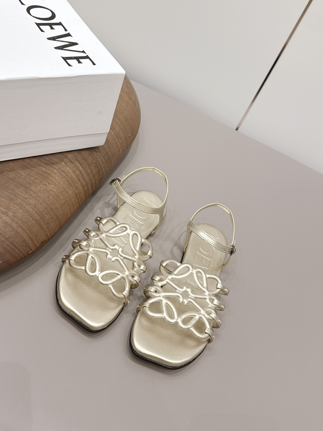 NO:872997,'Exclusive top version' LOEW* Luo Yiwei 26vs the latest popular series in spring and summer... [Square toe embossed sandals] 26 years of top Italian designers, the latest element heel design, good to see the fairy cry, Valentine's Day limited edition, the full oil edge detail design of the shoelace is very interesting, at the same time, the overall shoe shape in the front is a very classic simple thin strap style, the collision of seriousness and humor, very dramatic ~ the ultimate interpretation of surrealism, full of surprising and innovative camp aesthetics  Full of fun. The fabric is original customized sheepskin/embossed process. The lining is original customized sheepskin. The foot pads are original customized sheepskin. The outsole is original customized injection molded leather sole. The bottom thickness is 0.8cm. The size is 35-39 (40.41.42. Customization is non-returnable). The original full set of packaging. Color: official website synchronization update, high heels and sandals, loewe, sandals, high heels, sheepskin.19860909《独家顶级版本》 LOEW*罗*意威26vs 春夏最新爆款系列…【方头压花凉鞋】  26年意大利顶级设计师,最新元素鞋跟设 计,好看到仙女落泪,情人节限定款,鞋 带全油边细节设计极具趣味性,同时前面 整体鞋型又是很经典的简约细带款,严肃 与幽默的碰撞,很有戏剧感～超现实主义 的极致演绎 饱含出奇新意的坎普美学 妙 趣横生. 面料原版定制羊皮/压花工艺 内里原版定制羊皮 垫脚原版定制羊皮 大底原版定制注塑真皮底 底厚0.8cm 码数35-39（40.41.42.定制不退换） 包装原版全套包装 颜色:官网同步 更新,高跟鞋凉鞋,loewe,sandals,high heels,sheepskin,Women's Shoes