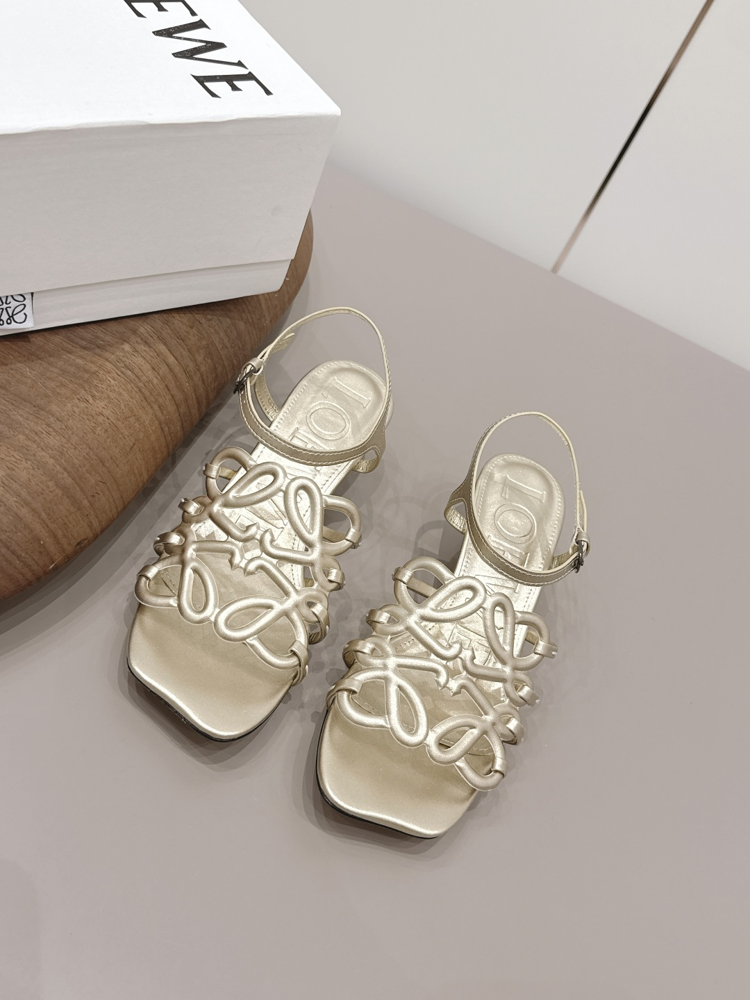 NO:872988,'Exclusive top version' LOEW* Luo Yiwei 26vs the latest popular series in spring and summer... [Square toe embossed sandals] 26 years of top Italian designers, the latest element heel design, good to see the fairy cry, Valentine's Day limited edition, the full oil edge detail design of the shoelace is very interesting, at the same time, the overall shoe shape in the front is a very classic simple thin strap style, the collision of seriousness and humor, very dramatic ~ the ultimate interpretation of surrealism, full of surprising and innovative camp aesthetics  Full of fun. The fabric is original customized sheepskin/embossed process. The lining is original customized sheepskin. The foot pads are original customized sheepskin. The outsole is original customized injection molded leather sole. The heel height is 5cm. The size is 35-39 (40.41.42. Customization is non-returnable). The original full set of packaging. Color: official website synchronization update, high heels and sandals, loewe, sandals, high heels, sheepskin19860909《独家顶级版本》 LOEW*罗*意威26vs 春夏最新爆款系列…【方头压花凉鞋】  26年意大利顶级设计师,最新元素鞋跟设 计,好看到仙女落泪,情人节限定款,鞋 带全油边细节设计极具趣味性,同时前面 整体鞋型又是很经典的简约细带款,严肃 与幽默的碰撞,很有戏剧感～超现实主义 的极致演绎 饱含出奇新意的坎普美学 妙 趣横生. 面料原版定制羊皮/压花工艺 内里原版定制羊皮 垫脚原版定制羊皮 大底原版定制注塑真皮底 跟高5cm 码数35-39（40.41.42.定制不退换） 包装原版全套包装 颜色:官网同步 更新,高跟鞋凉鞋,loewe,sandals,high heels,sheepskin,Women's Shoes