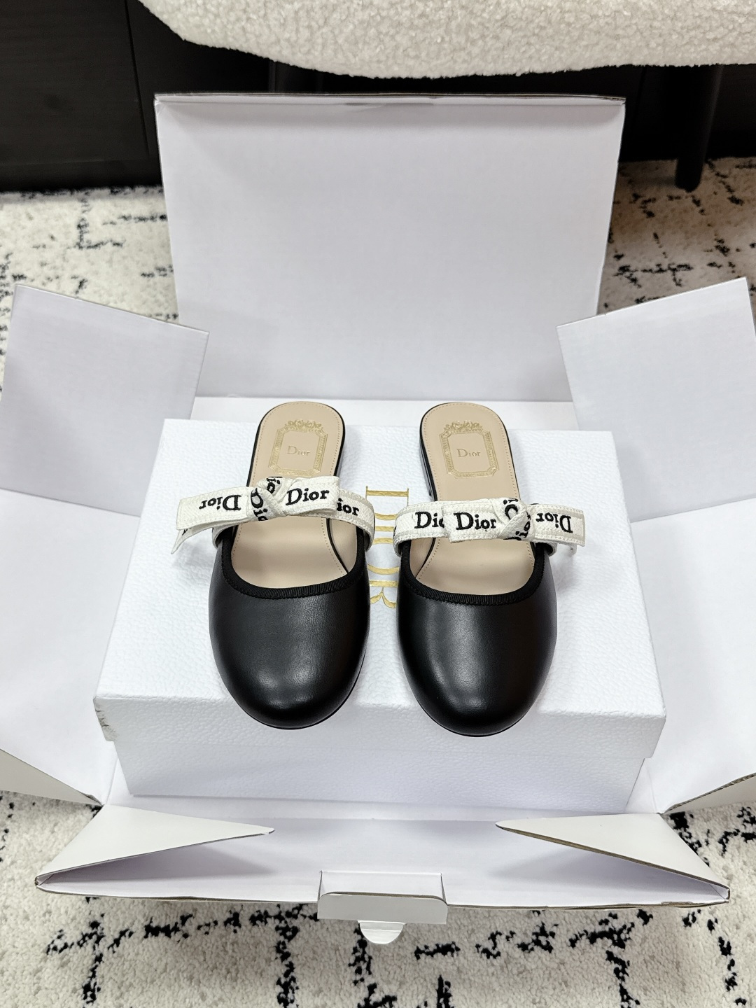 NO:815506,Dio* 26/ Spring and summer new catwalk style square toe bow mules flat shoes and half slippers  The round-toe mule shoe style is combined with the cross straps and bow decorations of Mary Jane shoes, blending the retro Mary Jane elements with the lazy feel of heelless mules. The lines of the toe add a neat feeling, and the thin strap design softens the overall style. The flat design matches the heelless structure of mules, making it easy to put on and take off. At the same time, the flat base ensures the comfort of daily walking, taking into account both styling and practicality. Fabric: cowhide, lining sheepskin, outsole, genuine leather outsole  Size 35-41 (customized sizes 40 and 41 are non-refundable), half drag, dior, mary jane, flats, slippers, cowhide, sheepskin, Leather soles19860909Dio* 26/ 春夏新款走秀款方头蝴蝶结穆勒平底鞋半拖鞋 采用圆头穆勒鞋款式,结合玛丽珍鞋的交叉细带与蝴蝶结装饰,将复古玛丽珍元素与无后跟的穆勒鞋慵懒感融合,鞋头的线条增添利落感,细带设计又柔化整体风格.平底设计搭配穆勒鞋的无后跟结构,穿脱便捷,同时平底基底保证了日常行走的舒适度,兼顾造型感与实用性. 面料牛皮 内里羊皮 大底真皮大底 Size35-41码（40、41码定制不退换）,半拖,dior,mary jane,flats,slippers,cowhide,sheepskin,Leather soles,Women's Shoes