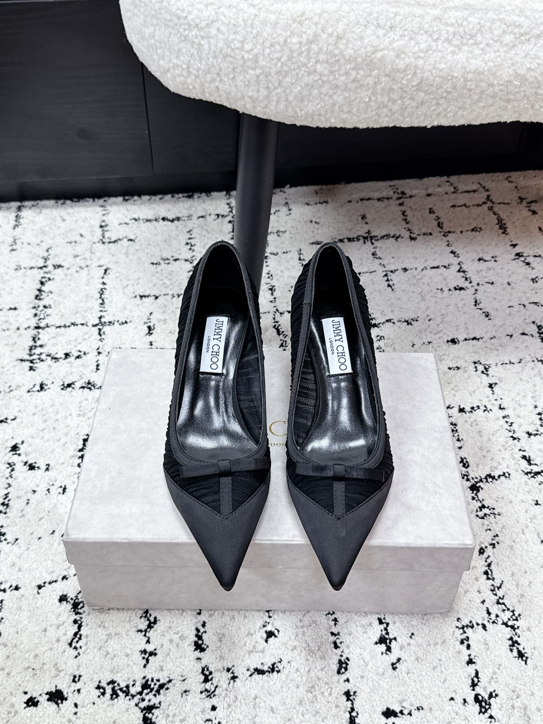 NO:875474,JIMMY CHOO's new spring and summer pleated mesh bow pointed toe single sandals. The classic pointed toe shoe shape has the effect of elongating the legs. The combination of pleated mesh + bow instantly adds a sense of sophistication and perfectly interprets Jimmy Choo.  It is light luxury and romantic. The body line of the shoe is smooth and neat, and the pointed toe design perfectly modifies the foot shape. It can be easily controlled by wide feet and fleshy feet. The upper foot becomes slender and delicate in seconds, showing the effect of lengthening the legs. It is a timeless and elegant shoe in the shoe cabinet. It is suitable for commuting, dating, and formal occasions. You can't go wrong when wearing it with your eyes closed!  Satin/mesh upper, sheepskin lining, genuine leather outsole, heel height 6.5cm, size 35-39 (40, 41 customized, non-returnable), single shoes, jimmy choo, sandals, sheepskin, silk fabric, Leather soles19860909JIMMY CHOO 春夏新款褶皱网纱蝴蝶结尖头单凉鞋经典尖头鞋型自带拉长腿型的效果,褶皱网纱+蝴蝶结的组合,瞬间把精致感拉满,完美诠释Jimmy Choo 的轻奢浪漫.鞋身线条流畅利落,尖头设计完美修饰脚型,宽脚、肉脚都能轻松驾驭,上脚秒变纤细秀气的脚型,显腿长效果一绝.是鞋柜里永不过时的气质神鞋,通勤、约会、正式场合全场景适配,闭眼入都不会出错！ 鞋面绸缎/网纱 内里羊皮 大底真皮大底 跟高6.5cm 码数35-39（40、41定制不退换）,单鞋,jimmy choo,sandals,sheepskin,silk fabric,Leather soles,Women's Shoes