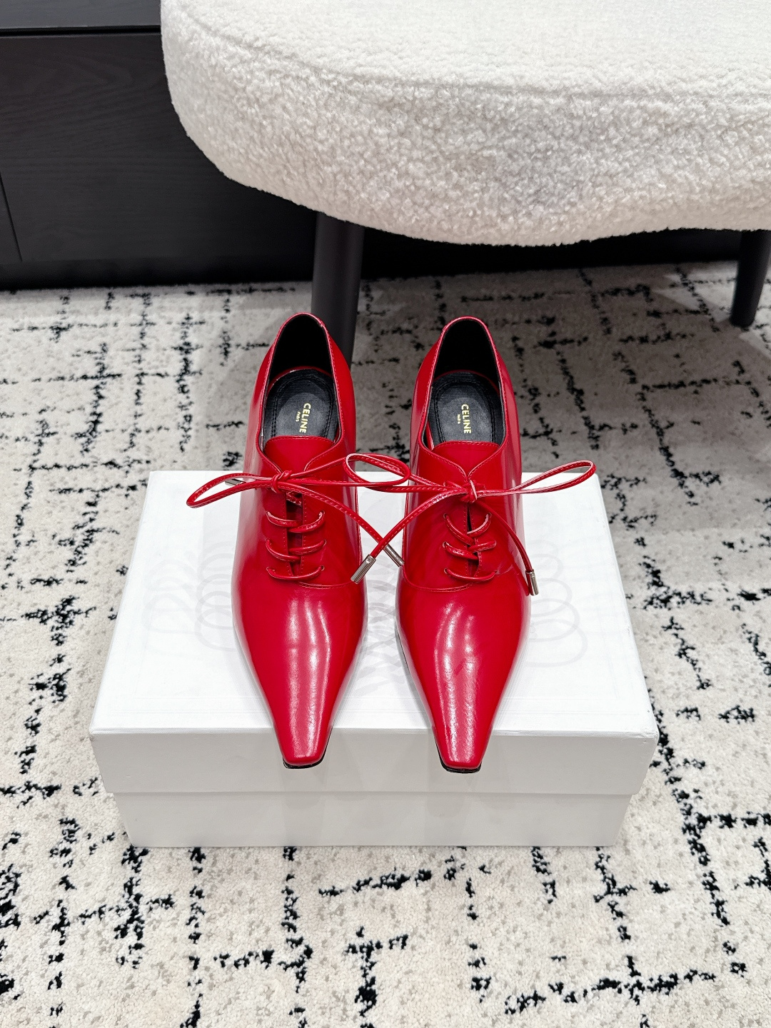 NO:815494,Celine Celine 26/ new product minimalist small square toe strappy high-heeled small leather shoes  The retro red tone with its own high-end aura is selected from fine glossy sheepskin. The texture is soft and crisp. The neat pointed toes modify the shape of the feet. The legs become slender in seconds. The classic front lace design is exquisite but not monotonous. The rich red color directly fills the atmosphere. It can be held for commuting, dating and parties. It is French elegance that can be captured at a glance. It is noble and eye-catching. On the feet, you have the aura of a leading lady who walks with wind~ Original fabric, custom-made sheepskin. Lining, original custom-made sheepskin.  Outsole genuine leather sole imported from Italy size35-41 (customized 40/41), single shoes, celine, celine, sheepskin19860909Celine 赛琳 26/ 新品 极简小方头 绑带高跟小皮鞋 自带高级气场的复古红调甄选细腻亮面羊皮,质感软糯又挺括,利落尖头修饰脚型,秒变纤细长腿,经典前系带设计,精致又不单调,浓郁正红色,氛围感直接拉满,通勤、约会、派对都能hold住,一眼沦陷的法式优雅,显贵又吸睛,上脚就是走路带风的大女主气场～ 面料原版定制羊皮 内里原版定制羊皮 大底意大利进口真皮底 size35-41（40/41定制）,单鞋,celine,celine,sheepskin,Women's Shoes