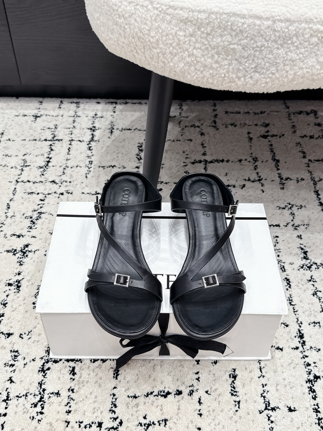 NO:815470,COTEMP 56/ Bahati kitten heel sandals. Classical half-wrap shoe body design, modern bakti buckle embellishment, showing constant classics and elegance. Full of low-key elegance. Simple one-word strap design with exquisite metal buckles. Just the right embellishment. The sense of fashion is not obvious. Smooth lines fit the curve of the foot. It has a fashionable attitude without losing comfort and casualness. It is a summer must-have item that can easily enhance your temperament. The fabric is imported cowhide. The lining is imported lambskin. Outsole is genuine leather.  SIZE35-41 (40.41 customization is not returnable), sandals, sandals, cowhide, sheepskin, Leather soles19860909COTEMP 56/ Bahati 小猫跟凉鞋 古典式半包鞋身设计,摩登巴克提扣点缀,呈现恒定经典与优雅.尽显低调奢雅 简约一字带设计 搭配精致金属扣 恰到好处地点缀 时髦感不彰自显 流畅线条贴合足部曲线 既有时尚态度 又不失舒适随性 是能轻松提升气质的夏日必备单品 面料进口牛皮 内里进口小羊皮  大底真皮大底 SIZE35-41（40.41定制不退换）,凉鞋,sandals,cowhide,sheepskin,Leather soles,Women's Shoes