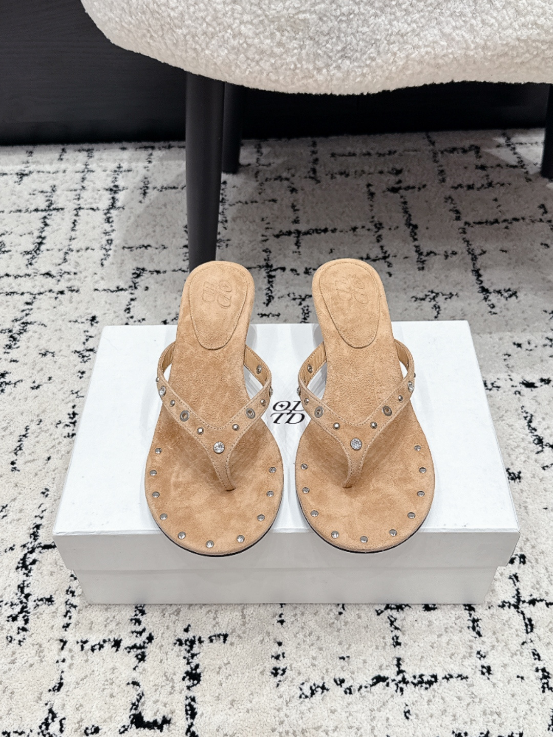 NO:815504,High-heeled ODTD 26/ Spring and summer new rivet flip-flop kitten heel flip-flop flat sandals. The classic flip-flop style has a sense of relaxation. The combination of rivets and rhinestones instantly enhances the sophistication, perfectly blending leisure and luxury. The shoe body has smooth lines, and the flip-flop design fits the foot shape without grinding or squeezing the feet. It can be easily controlled by wide or fleshy feet. The top of the foot becomes slim in seconds, showing a unique effect of lengthening the legs.  It is a must-have item in your shoe cabinet this year. It can be worn on vacation, daily life, and commuting. It instantly makes your feet look fashionable. You can’t go wrong when you close your eyes!  Fabric: sheepskin/butter leather, lining sheepskin, molded rubber outsole, high heel flat/4cm Size35-41 (40.41 custom made, non-refundable), split-toe shoes, slippers, sheepskin, sheep19860909高跟 ODTD 26/ 春夏新款铆钉夹脚小猫跟人字拖平底凉拖鞋 经典人字拖型自带松弛感,铆钉+水钻的组合瞬间提升精致度,把休闲与奢华完美融合.鞋身线条流畅,夹脚设计贴合脚型,不磨脚不挤脚,宽脚、肉脚都能轻松驾驭,上脚秒变纤细脚型,显腿长效果一绝. 是今年鞋柜里的刚需款,度假、日常、通勤都能穿,上脚秒变时髦精,闭眼入都不会出错！ 面料羊猄/牛油皮 内里羊皮 发底开模橡胶大底 跟高平底/4cm Size35-41 (40.41定做不退换),分趾鞋,slippers,sheepskin,sheep,Women's Shoes