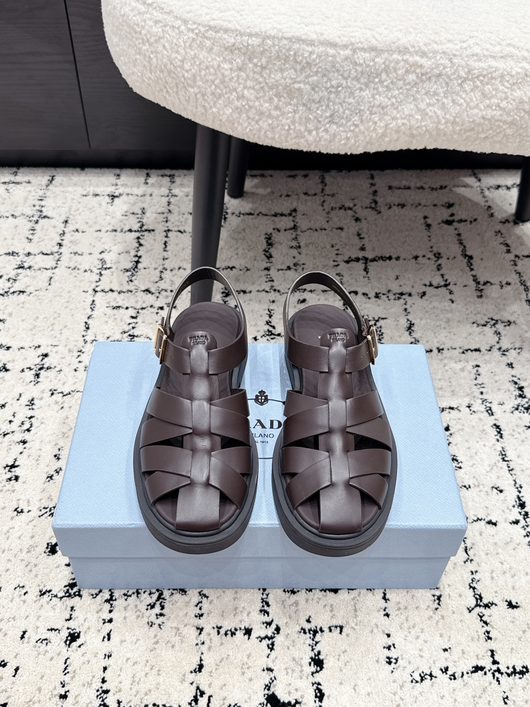 NO:815482,Prad* Prada 26/ Spring and summer new woven hollow Roman sandals  The Roman sandals, which are both retro and textured, are versatile and versatile in the summer shoe cabinet. The design uses a classic woven hollow upper, with an adjustable ankle strap, with clean lines and a retro atmosphere. The simplicity is full of exquisite details. The toe shape can not only protect the toes, but also ensure ventilation through the hollow design, taking into account practicality and beauty, and the upper foot has a relaxed and casual tone.  The matchability is universal, whether it is paired with casual pants, denim shorts or a long skirt, it can be easily adapted. Fabric cowhide leather lining cowhide outsole original molded outsole size 35-41 (customized sizes 40 and 41 are non-refundable), sandals, prada, prada, sandals, skirts, shorts, cowhide19860909Prad* 普拉达 26/ 春夏新款编织镂空罗马凉鞋 复古与质感兼具的罗马凉鞋,是夏日鞋柜里的百搭实力派.设计上采用经典的编织镂空鞋面,搭配可调节踝扣带,线条利落又自带复古氛围感,简约中透着精致细节.包头的版型既能保护脚趾,又能通过镂空设计保证透气,兼顾了实用性与美观度,上脚自带松弛随性的腔调. 搭配性堪称万能,不管是搭配休闲裤、牛仔短裤还是长裙,都能轻松适配. 面料牛皮 内里牛皮 大底原版开模大底 size35-41码（40、41码定制不退换）,凉鞋,prada,prada,sandals,skirts,shorts,cowhide,Women's Shoes