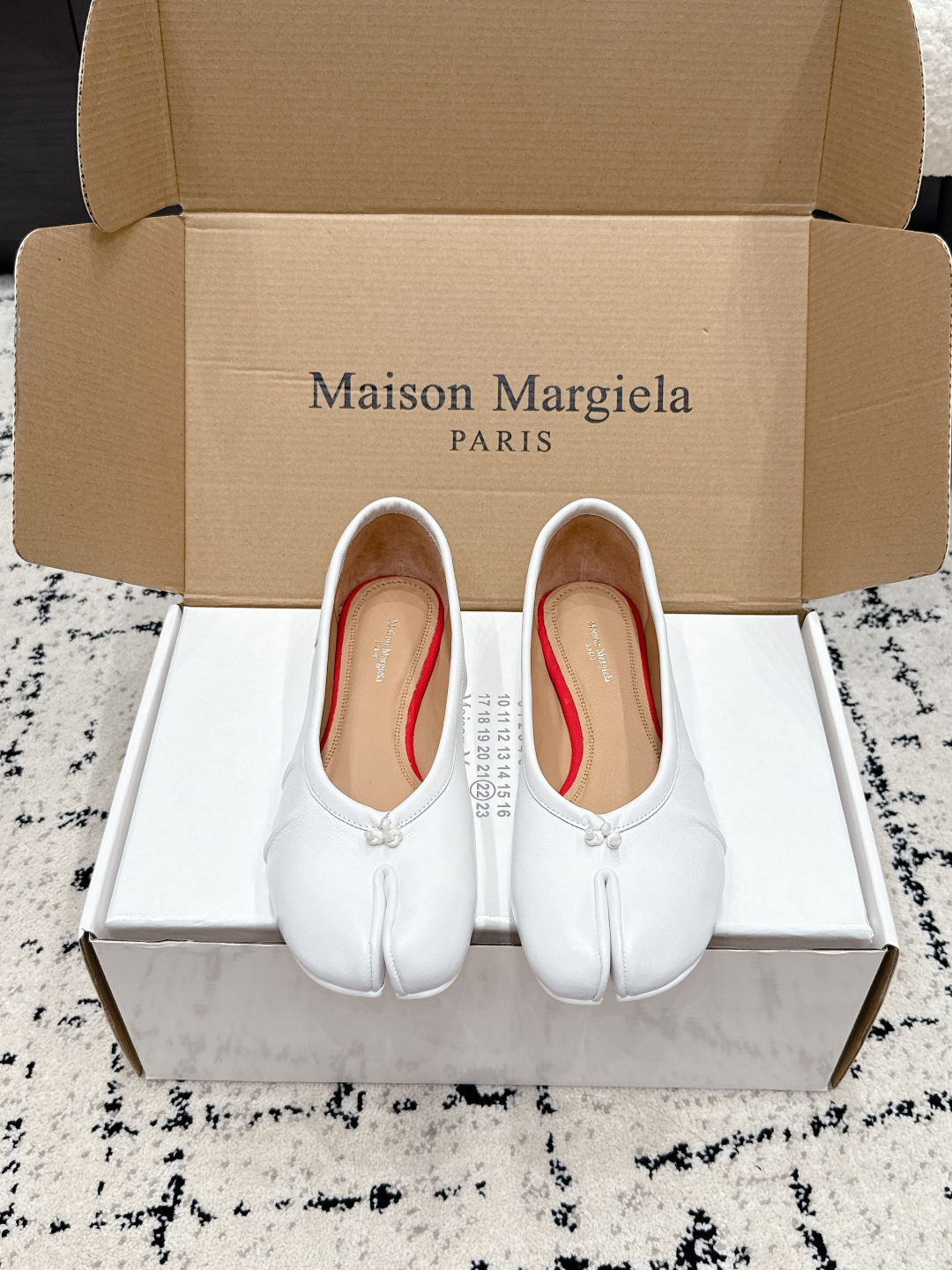 NO:815486,#国产Maison Margiel* 26/ Early spring new split-toe ballet shoes. The iconic split-toe shoe shape breaks the traditional shoe design and reshapes the foot aesthetics. It selects fine pebbled cowhide, which is soft to the touch and has an exclusive texture as time goes by. The shallow-mouth ballet shoes are cut to modify the foot shape, lengthen the leg line, and are not picky about the foot shape. Multi-color gradient/solid color design to meet the needs of different styles.  The slip-on design is suitable for all scenes of commuting, daily life and travel. From the show to the street, it is synonymous with avant-garde fashion. Every step is a subversion of tradition and a manifestation of individuality. Fabric: cowhide, lining sheepskin, outsole, genuine leather outsole, size 35-40 (customized for 40 units, non-refundable), split-toe shoes, cowhide, sheepskin, Leather soles19860909#莞产 Maison Margiel* 26/ 早春新款 分趾芭蕾鞋 标志性分趾鞋型,打破传统鞋履设计,重塑足部美学,甄选细腻荔枝纹牛皮,触感柔软,越穿越有专属质感,浅口芭蕾鞋剪裁,修饰脚型,拉长腿部线条,不挑脚型.多色渐变/纯色设计,满足不同风格穿搭需求. 一脚蹬懒人设计,通勤、日常、出行全场景适配,从秀场到街头,是先锋时尚的代名词,每一步,都是对传统的颠覆,对个性的彰显. 面料牛皮 内里羊皮 大底真皮大底 size35-40（40定制不退换）,分趾鞋,cowhide,sheepskin,Leather soles,Women's Shoes