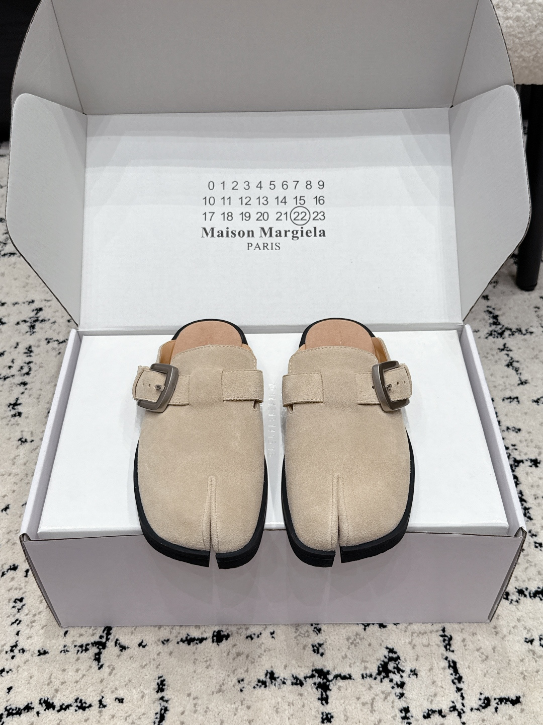 NO:815547,Maison Margiel*26/ Spring and summer new split toe Muller Birkenstock half drag  Split-toe Mule half-flops with a lazy and high-end feel are an atmospheric artifact for daily wear. The shoe shape is neat and relaxed, the lines are simple and elegant, and the slip-on design is casual and convenient, making daily outings completely effortless. The matching is very adaptable, whether it is paired with straight pants, casual pants or various lazy skirts, you can easily wear a casual and textured look, and can hold it for commuting, going out on the street, or short trips.  The feet feel soft and light, and the feet will not be tired when walking for a long time. The comfort is directly stretched. The metal buckle details of the shoe body are very good, simple and recognizable, and the low-key design reveals. The fabric is cow suede, the lining is cowhide, the original open-molded outsole size 35-41 (40 41 customization is not returnable), half drag, skirts, cowhide19860909Maison Margiel*26/ 春夏新款分趾穆勒勃肯半拖 自带慵懒高级感的分趾穆勒半拖,是日常穿搭的氛围感神器.鞋型利落又松弛,线条简约大气,一脚蹬的设计随性又方便,日常出门完全不费劲.搭配上适配度超高,不管是搭配直筒裤、休闲裤还是各种慵懒风裙装,都能轻松穿出随性又有质感的造型,通勤、出街、短途出游都能hold住. 脚感软乎乎的,走路自带轻盈感,久穿也不会累脚,舒适感直接拉满.鞋身的金属扣细节很加分,简约又有辨识度,低调中透着设计感. 面料牛反绒 内里牛皮 大底原版开模大底 size35-41（40 41定制不退换）,半拖,skirts,cowhide,Women's Shoes