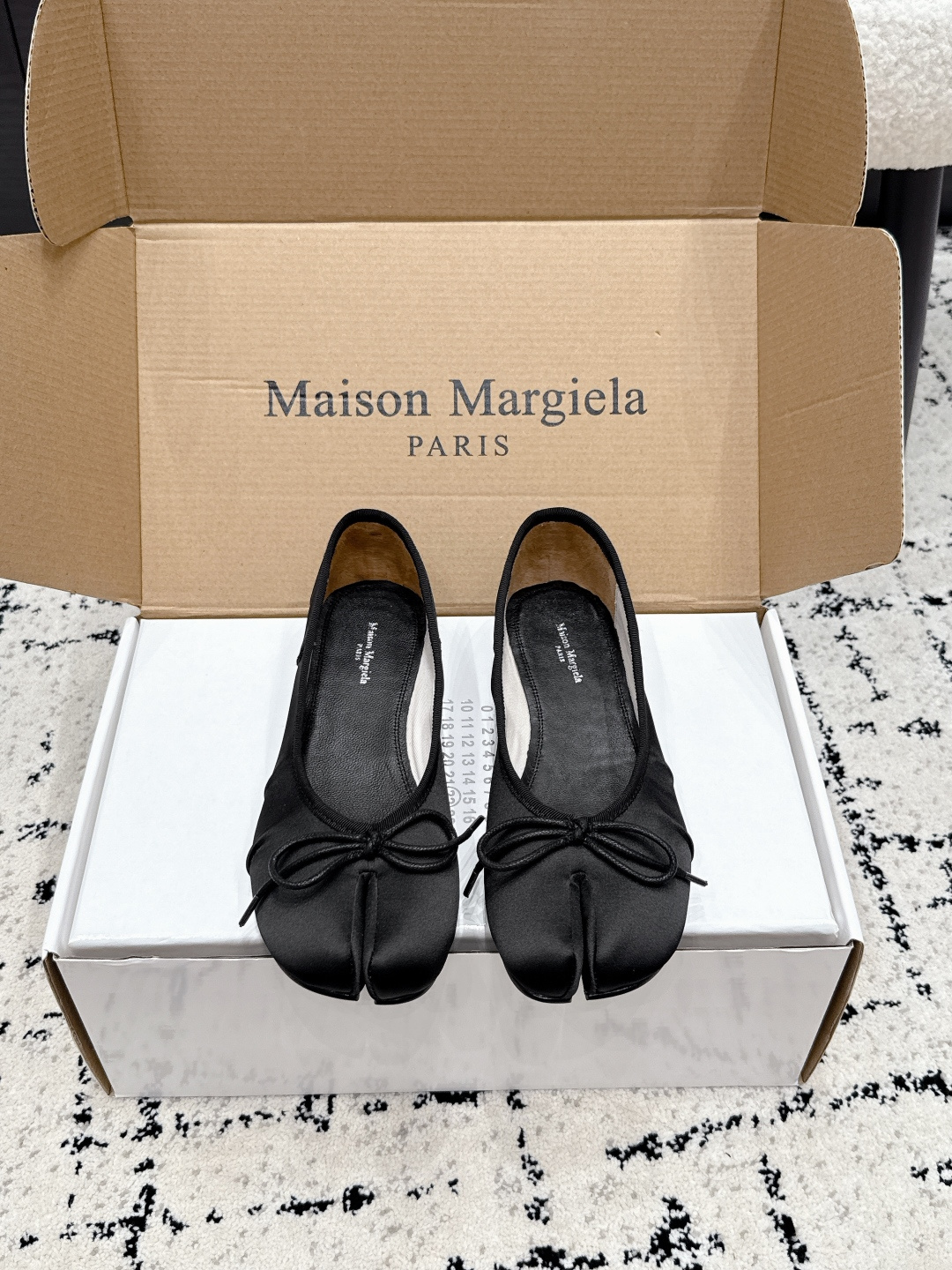 NO:815468,#国产Maison Margiel*26/ Spring and summer new bow ballet flats. The classic split-toe shoe shape is self-recognizable and perfectly modifies the foot shape. The upper foot becomes slender and jade-like in seconds. It is not picky at all. Fat feet and wide feet can be easily controlled. The exquisite bow design of the toe instantly creates a gentle atmosphere. It is sweet but not greasy, and has a girlish feel just right. It directly increases the comfort of the upper foot!  The soft fufu shoe body fits the shape of the foot, and the flat-soled design makes it easy to walk for a long time without getting tired. It can be worn for daily commuting, shopping and dating all day long without any pressure. It truly achieves the coexistence of good looks and comfort. Whether it is daily outings or important occasions, it can easily hold the whole scene. The low-key and high-end texture, the details are full of taste, you will fall in love at first sight. The fabric is silk, the lining is sheepskin, the outsole is Italian leather outsole  size 35-40 (customized sizes 40 are non-refundable), split-toe shoes, flats, sheepskin, real silk, Leather soles19860909#莞产 Maison Margiel*26/ 春夏新款蝴蝶结芭蕾平底鞋 经典分趾鞋型自带辨识度,完美修饰脚型,上脚秒变纤细玉足,完全不挑脚型,胖脚宽脚也能轻松驾驭.鞋头精致的蝴蝶结设计,瞬间拉满温柔氛围感,甜而不腻,把少女感拿捏得恰到好处.上脚的舒适度直接拉满！软fufu的鞋身贴合脚型,平底设计久走不累,日常通勤、逛街约会穿一整天都毫无压力,真正做到了颜值与舒适并存. 不管是日常出街还是重要场合,它都能轻松hold住全场.低调又高级的质感,细节处尽显品味,一眼就爱上. 面料真丝 内里羊皮 大底意大利真皮大底 size35-40码（40码定制不退换）,分趾鞋,flats,sheepskin,real silk,Leather soles,Women's Shoes